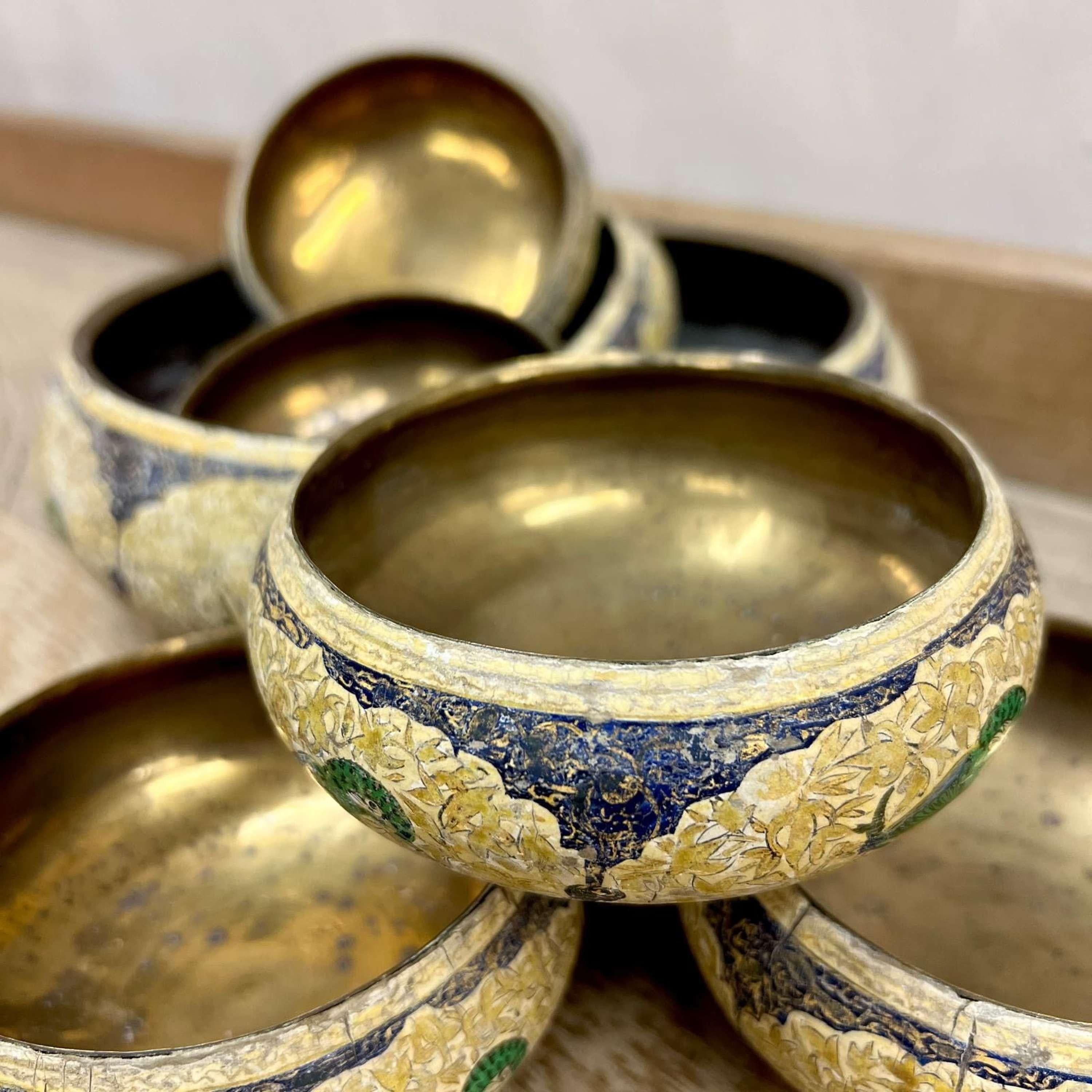 Ein charmantes Set aus Kaschmir-Messing und Pappmaché-Schalen.
Alle handbemalt mit Blättern und Vögeln.

Große Schüssel:
Durchmesser - 24 cm
Höhe - 8.5 cm

Kleine Schalen x 6:
Durchmesser - 11,5 cm
Höhe - 5.5 cm

Indien, um 1910.

Bitte Nachricht,