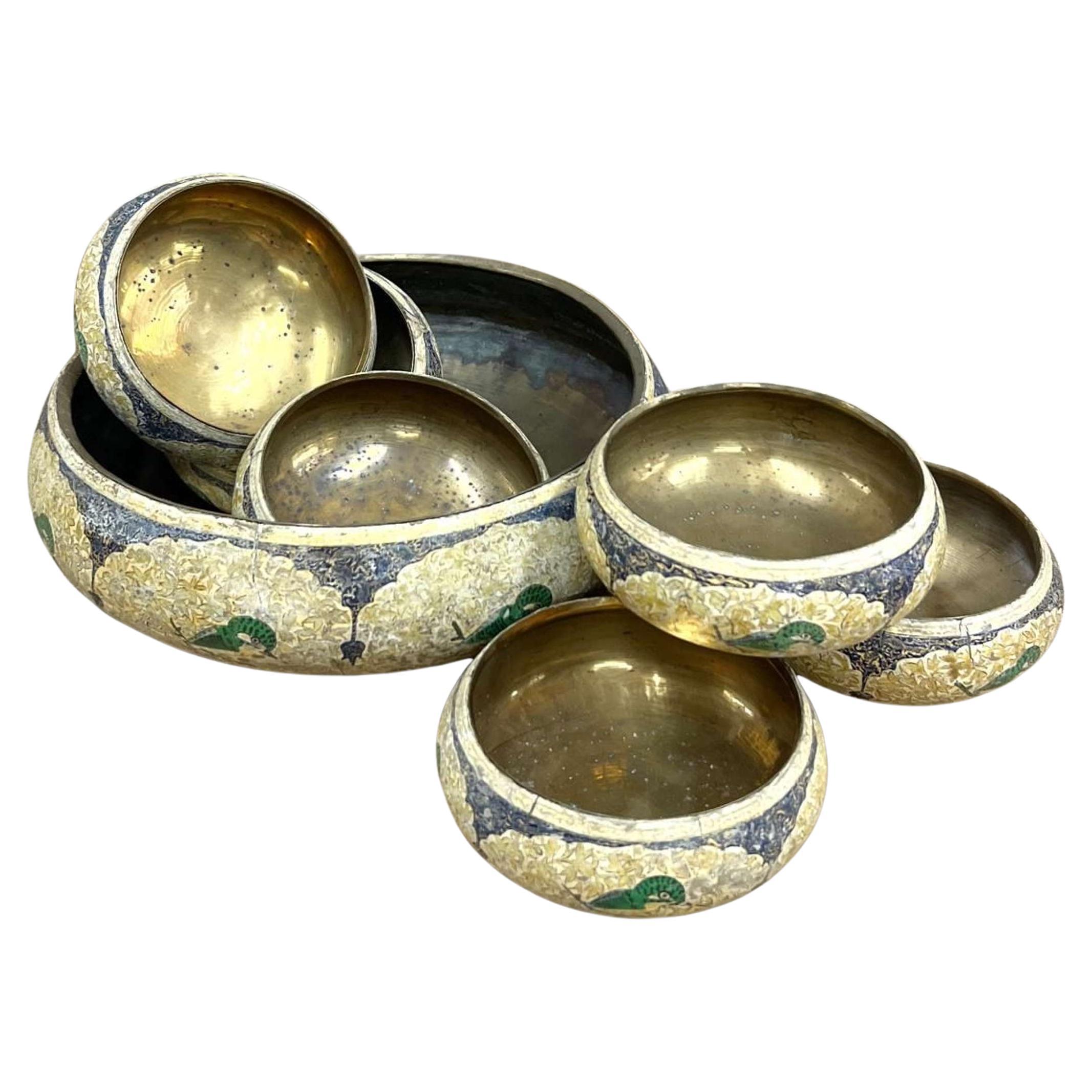 Satz von 7 handbemalten Kaschmir-Messing-Schalen im Angebot