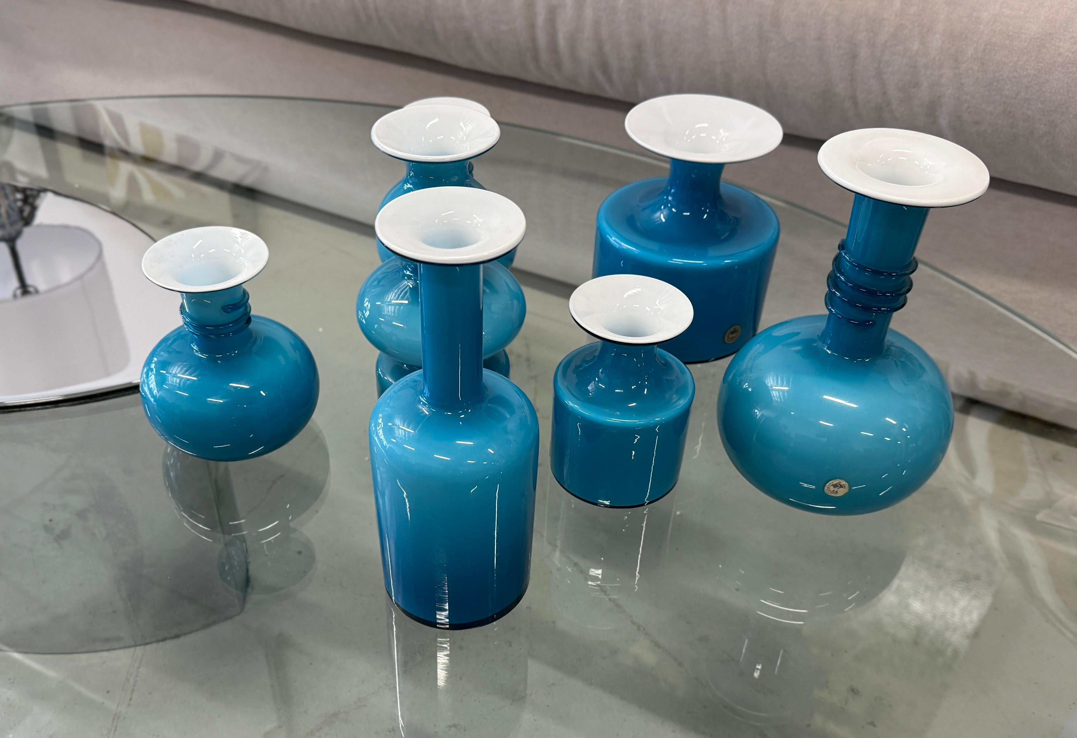 Una meravigliosa collezione di 7 pezzi in vetro blu incamiciato bianco di Holmegarrd. Ci sono alcuni pezzi di Per Lutken per il suo gruppo Carnaby e di Michael Bang per il gruppo Palette. Un bellissimo gruppo. 
I pezzi sono in buone condizioni, con