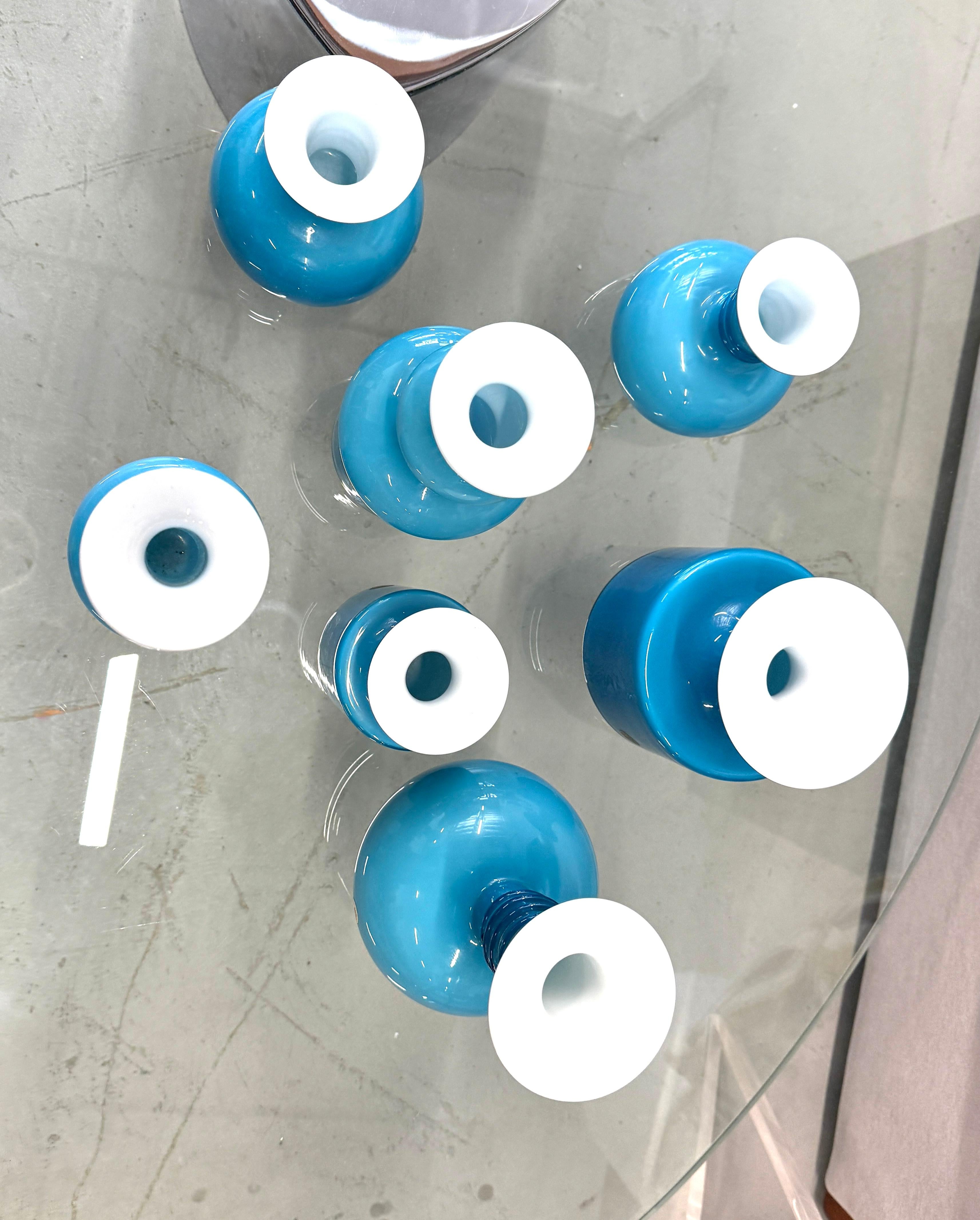 Danese Set di 7 vasi Kastrup Holmegaard bianchi incamiciati blu in vendita