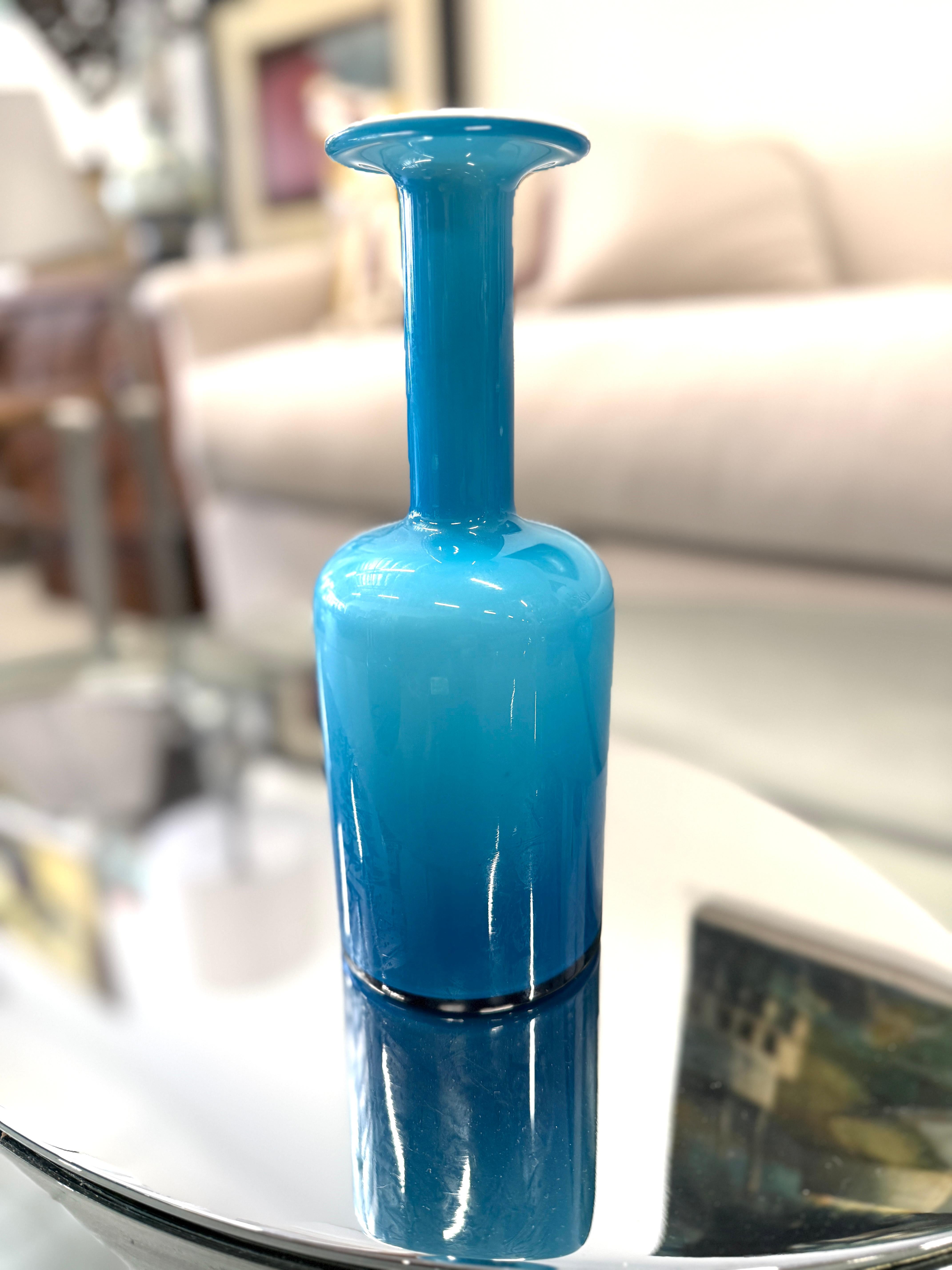 Set di 7 vasi Kastrup Holmegaard bianchi incamiciati blu In condizioni buone in vendita a Palm Springs, CA
