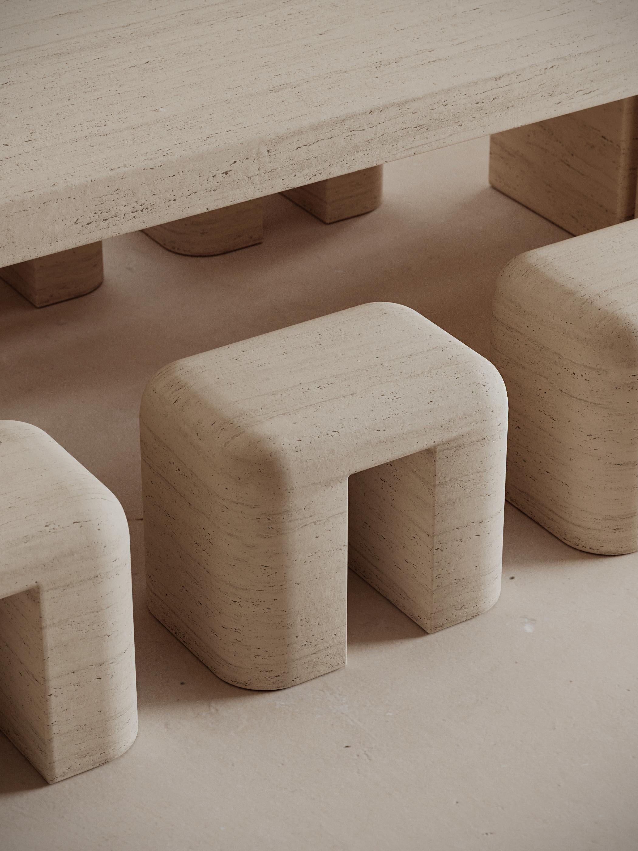 Postmoderne Ensemble de 7 tables et tabourets de salle à manger en roche de lave par Monolith Studio en vente
