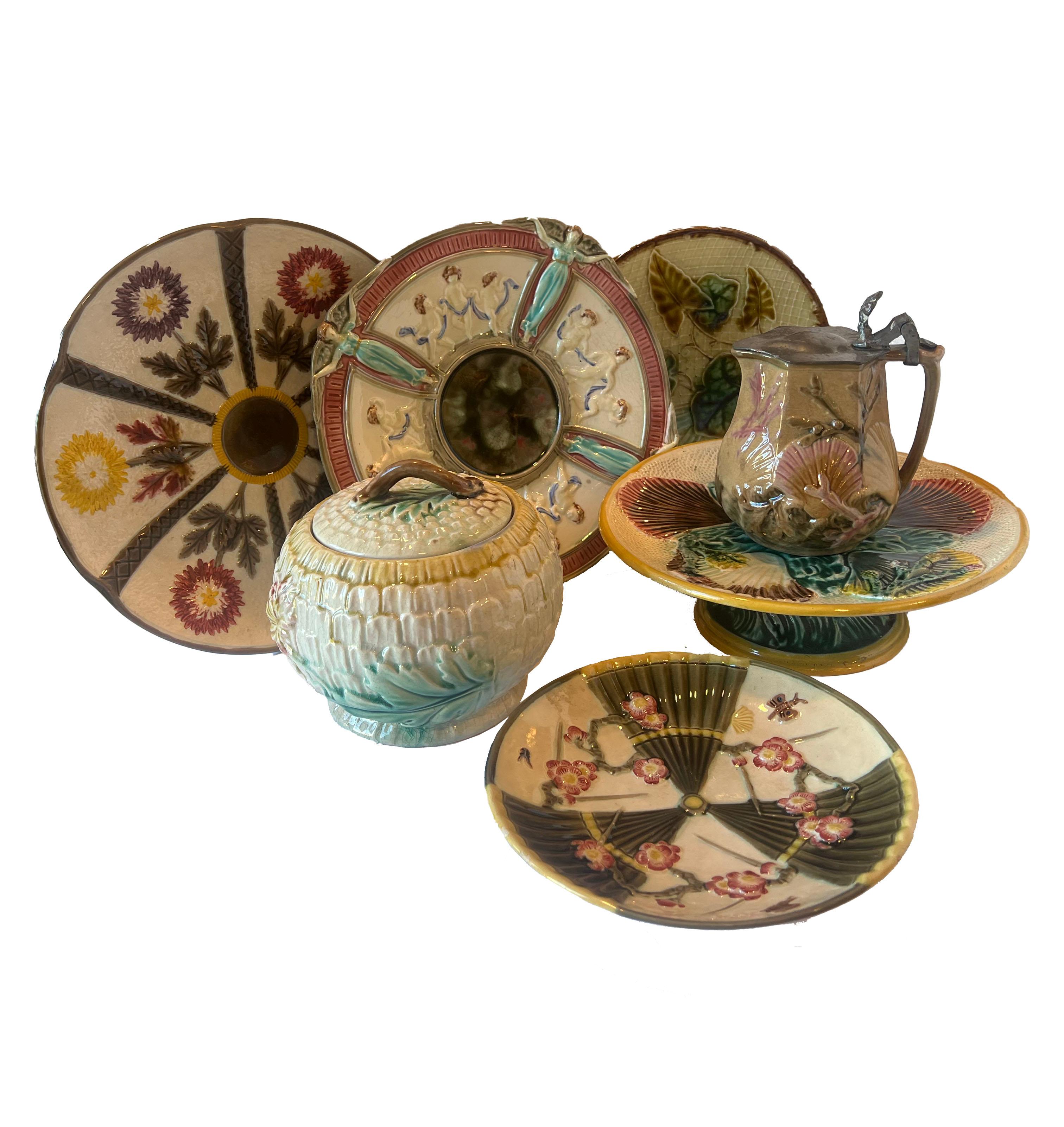 Cet ensemble exquis de 7 pièces de vaisselle ancienne en majolique provient de la collection personnelle de feu André Leon Talley, icône légendaire de la mode et ancien rédacteur en chef de Vogue. Chaque pièce présente les couleurs vives, les