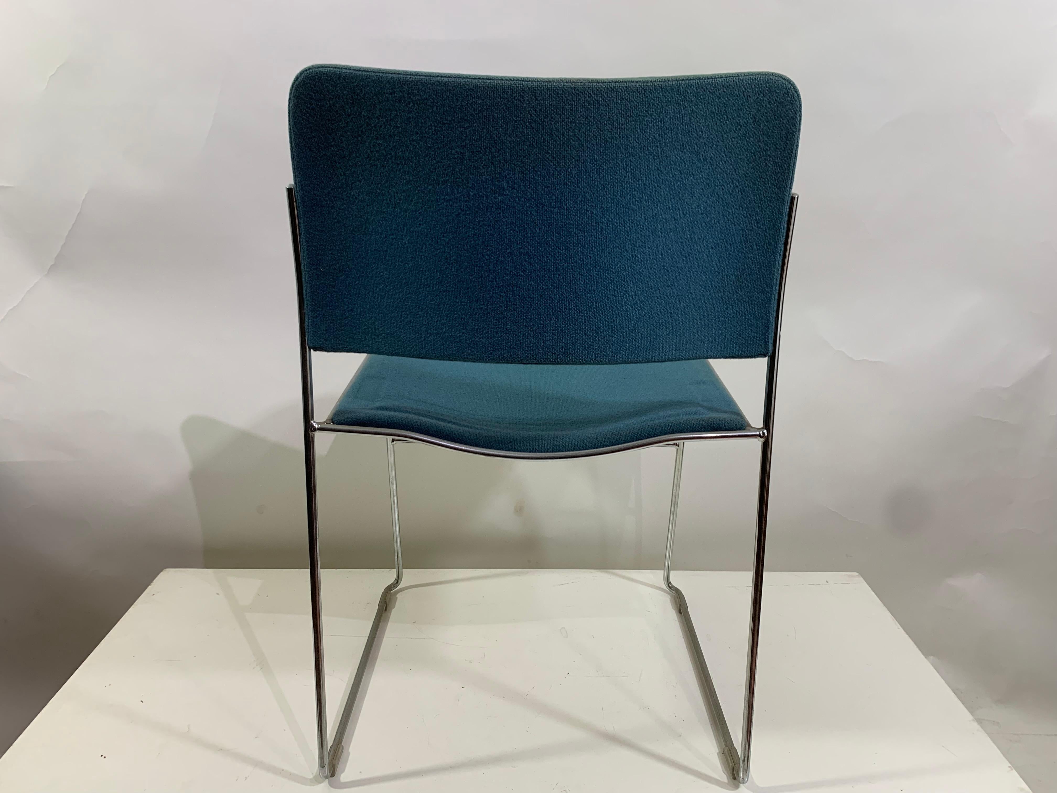 Set of 7-Mid -20th Century4/40 Stackable Dining Chairs by David Rowland for Howe In Good Condition For Sale In Beirut, LB