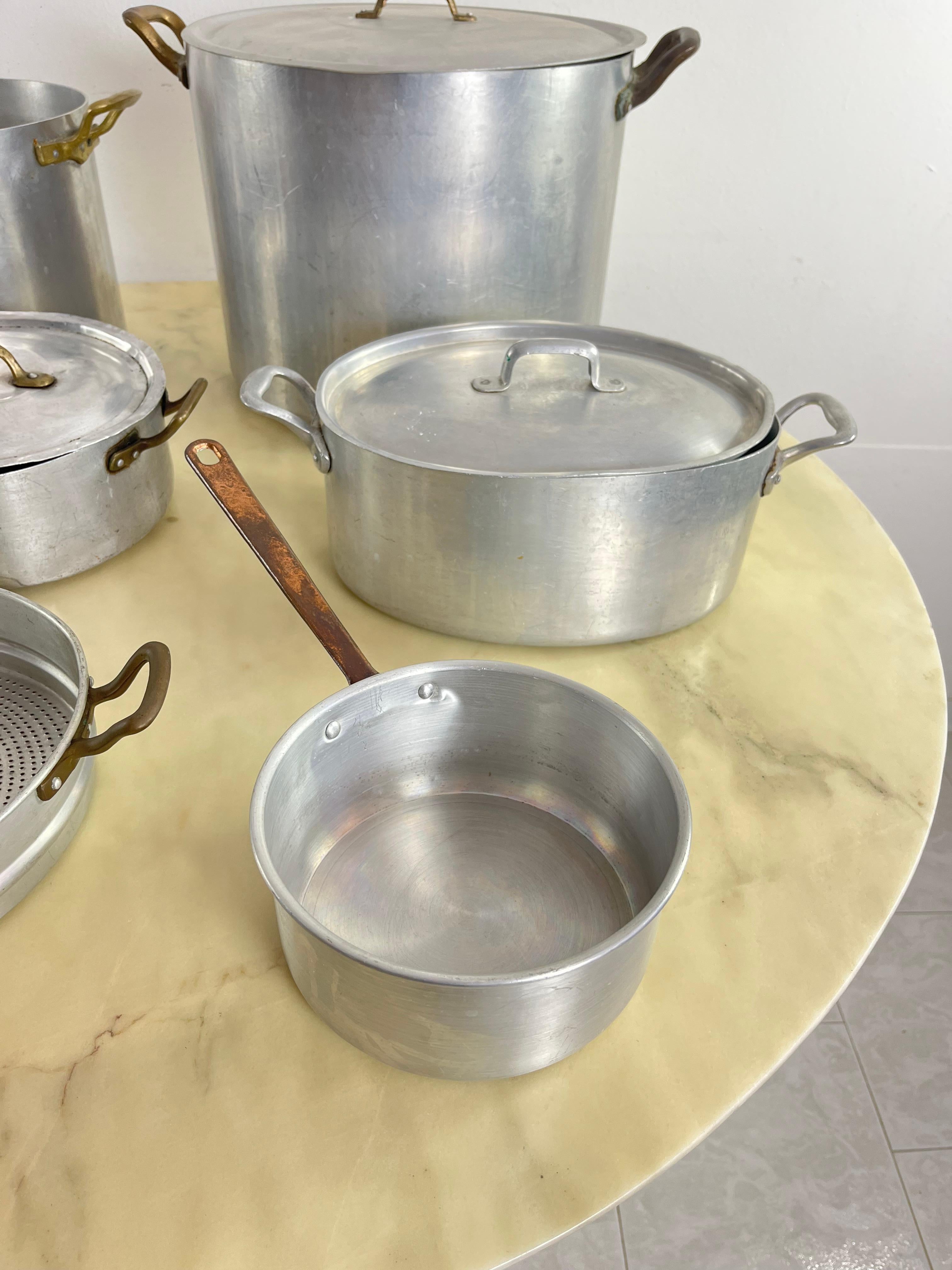 Juego de 7 ollas de aluminio y cobre de mediados de siglo, producción italiana, años 30 en Bueno estado para la venta en Palermo, IT