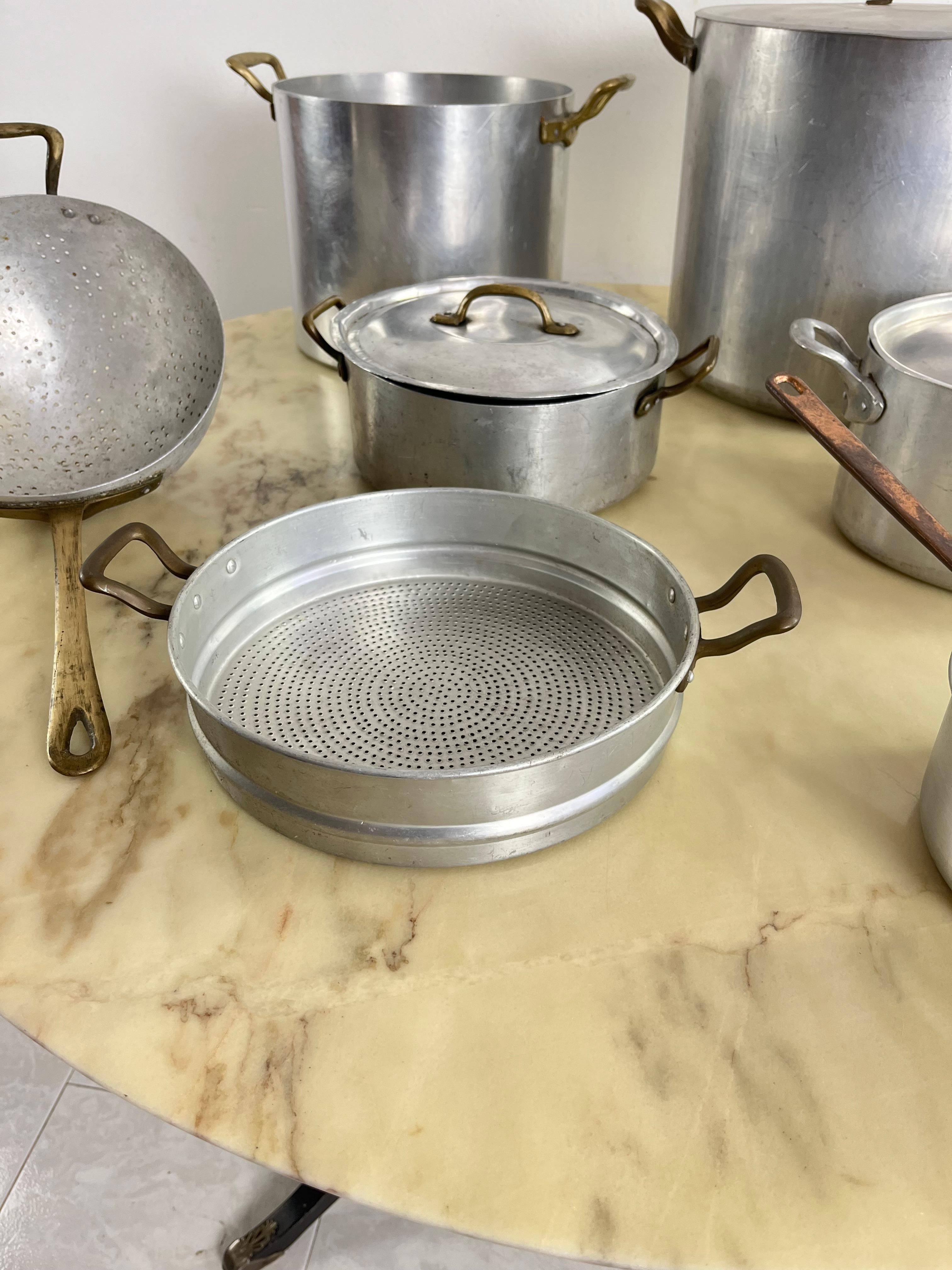 Juego de 7 ollas de aluminio y cobre de mediados de siglo, producción italiana, años 30 mediados del siglo XX en venta