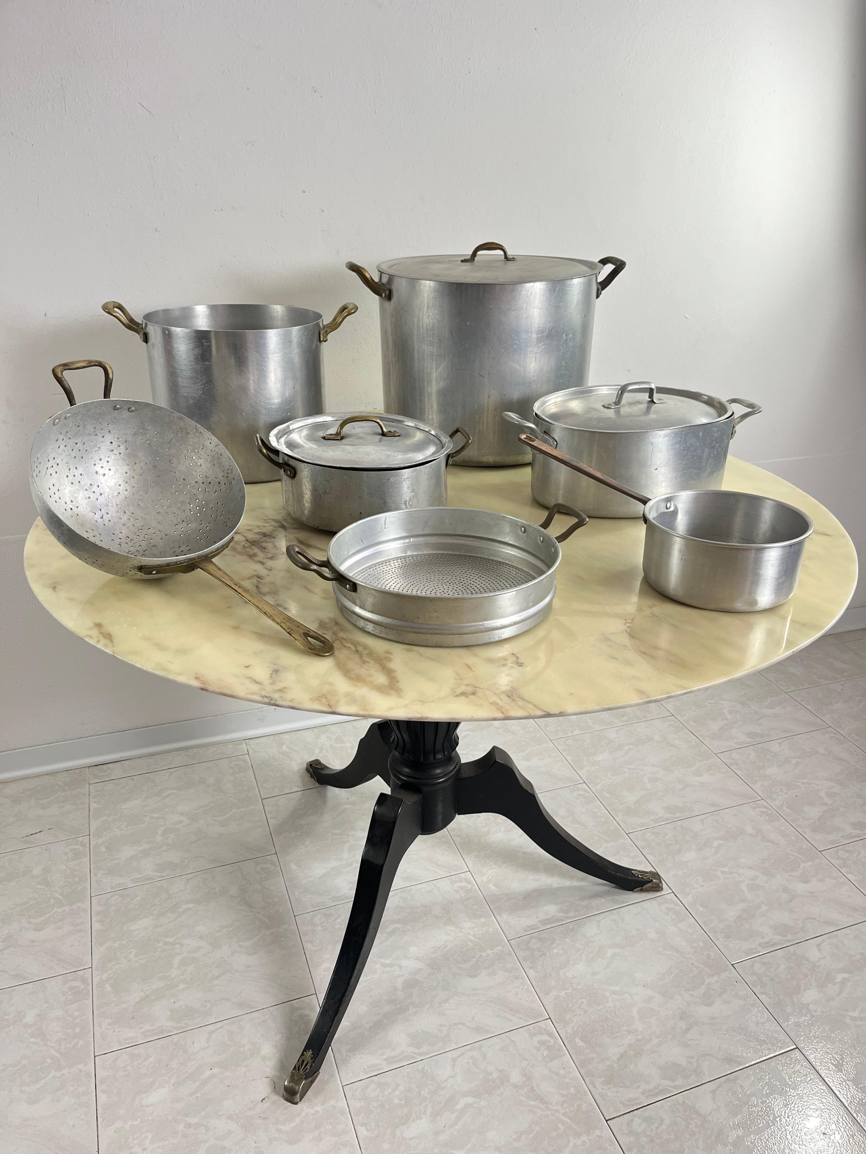 Juego de 7 ollas de aluminio y cobre de mediados de siglo, producción italiana, años 30 en venta 1