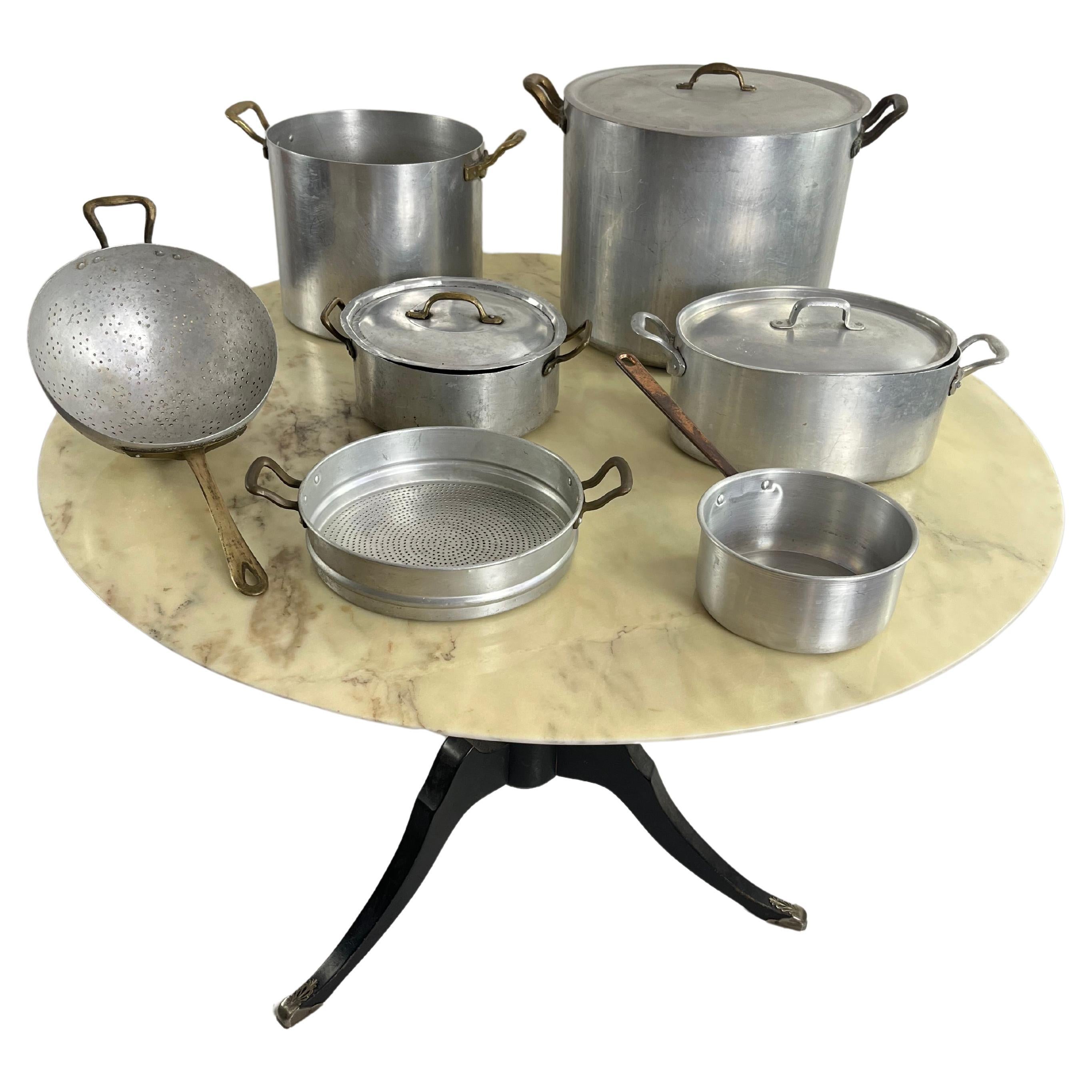 Juego de 7 ollas de aluminio y cobre de mediados de siglo, producción italiana, años 30 en venta