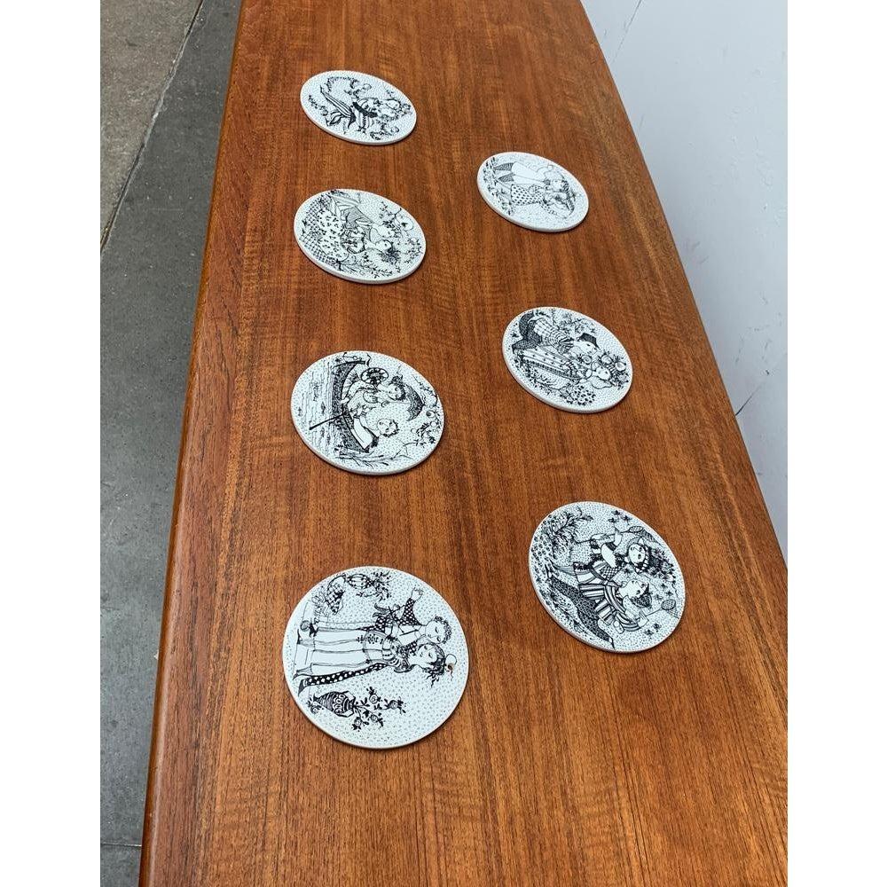 Mid-Century Danish Calendar Wall Plates von Bjørn Wiinblad für Nymölle Dänemark, in sehr gutem Zustand. Entworfen 1960 bis 1969 Dieses Stück hat eine Zuordnungsmarke.

Zusätzliche Informationen:
MATERIALIEN: Porzellan
Farbe: Schwarz
Stile: Moderne