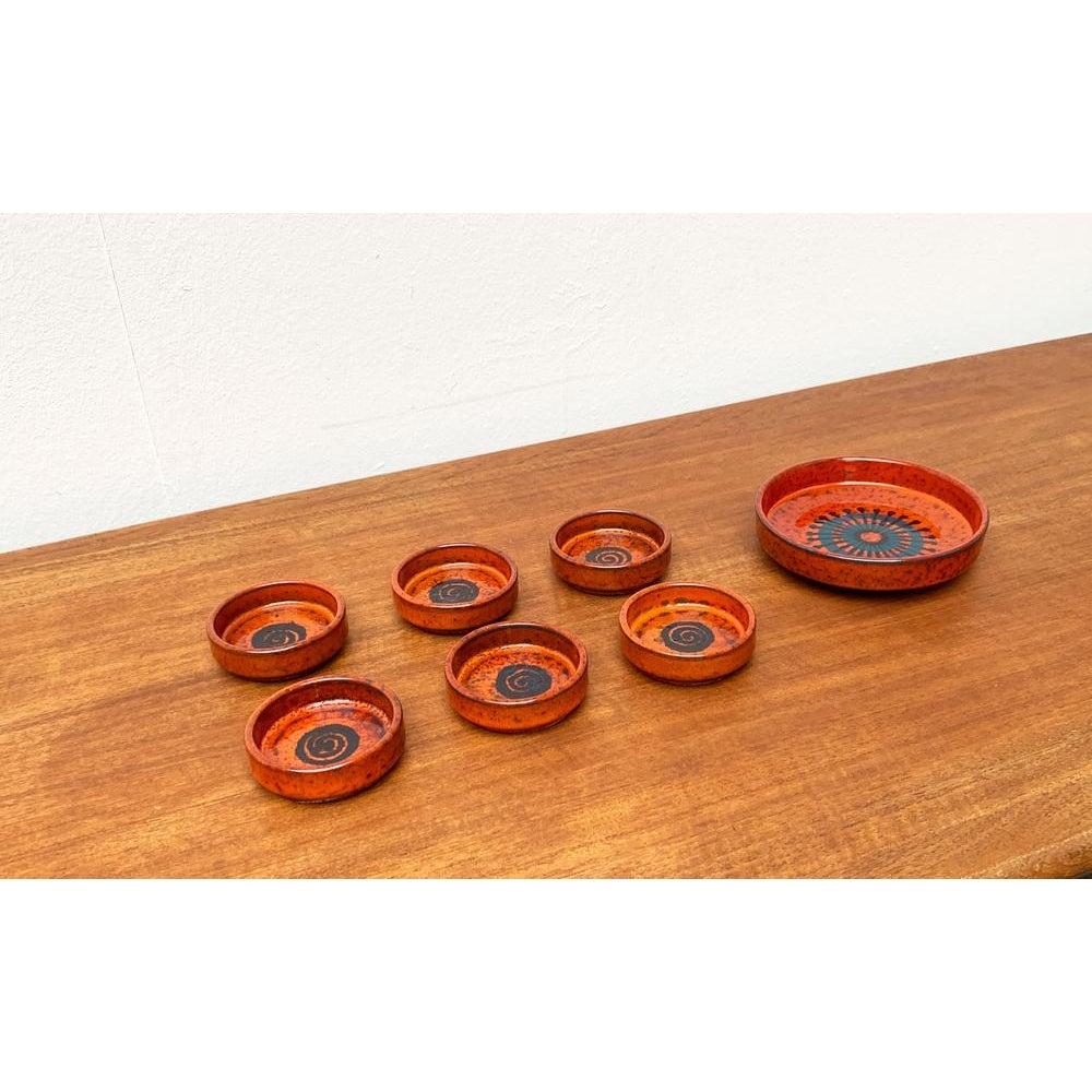 Mid-Century Ceramic Bowls, Set of 7, in Very Good conditions. Designed 1960 to 1969.

Additional information:
Material: Ceramic
Color: Black
Styles: Mid-Century Modern
Item Type: Vintage, Antique or Pre-owned
Diamension: 6.3ʺW × 6.3ʺD ×