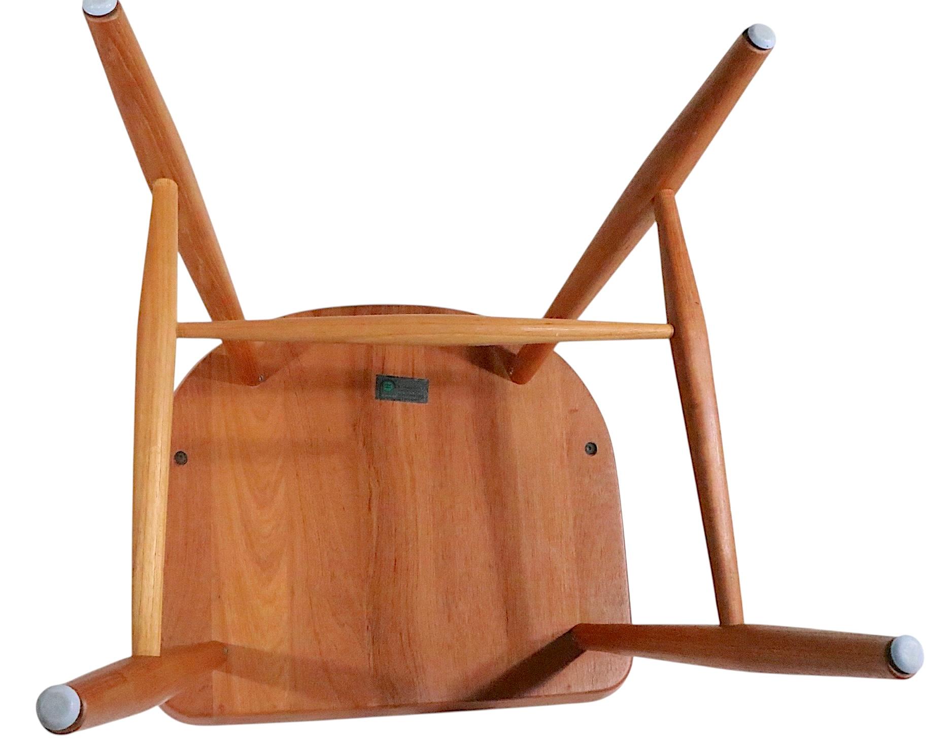 Ensemble de sept chaises de salle à manger de style moderne danois, fabriquées en Thaïlande  par KD Sun Furniture, circa 1970/80's. Les chaises sont une réinterprétation moderniste de la forme classique du dossier Windsor anglais. L'ensemble se