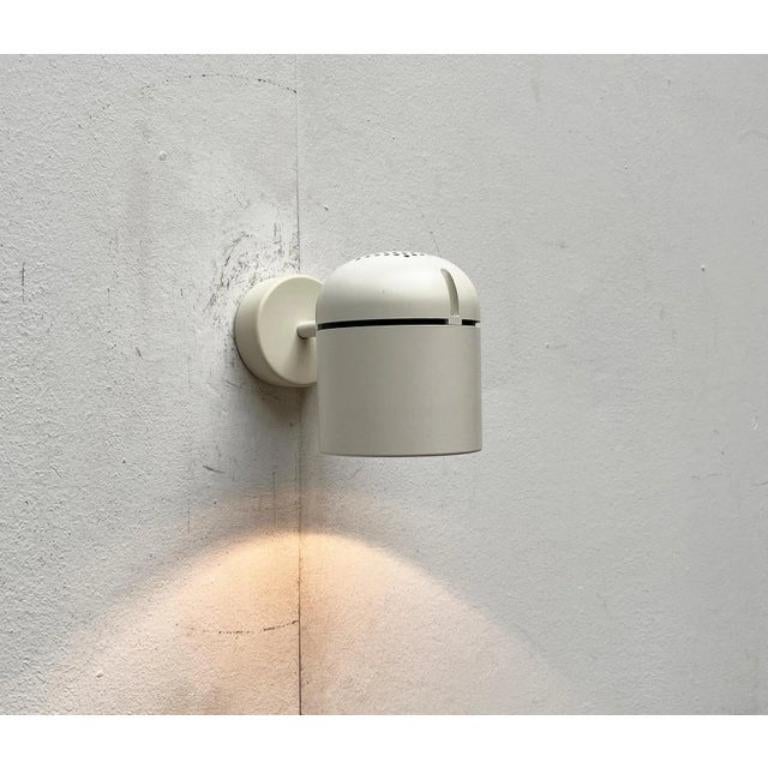 Plafoniere e applique dell'era spaziale del noto produttore Staff, basate su un progetto di Arnold Berges degli anni '70.

la testa della lampada è in plastica e di colore bianco. Anche l'albero e il tettuccio sono bianchi. La testa del faretto può