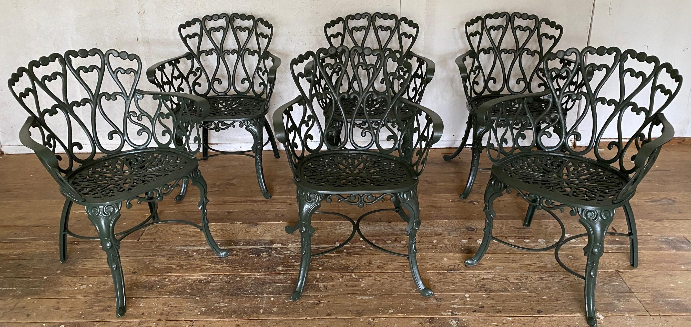 A  set di 6 poltrone da giardino/patio in alluminio fuso alla maniera di Frances Elkins. Questo disegno è stato creato da Howitt Barry e suo figlio Jack a Birmingham, in Alabama, nel 1960. Sono stati prodotti con il marchio 