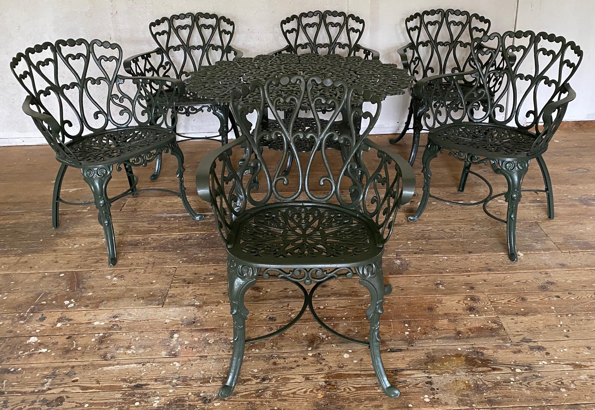 Hollywood Regency Set di 7 sedie da pranzo da giardino in metallo fuso, moderne e di metà secolo in vendita