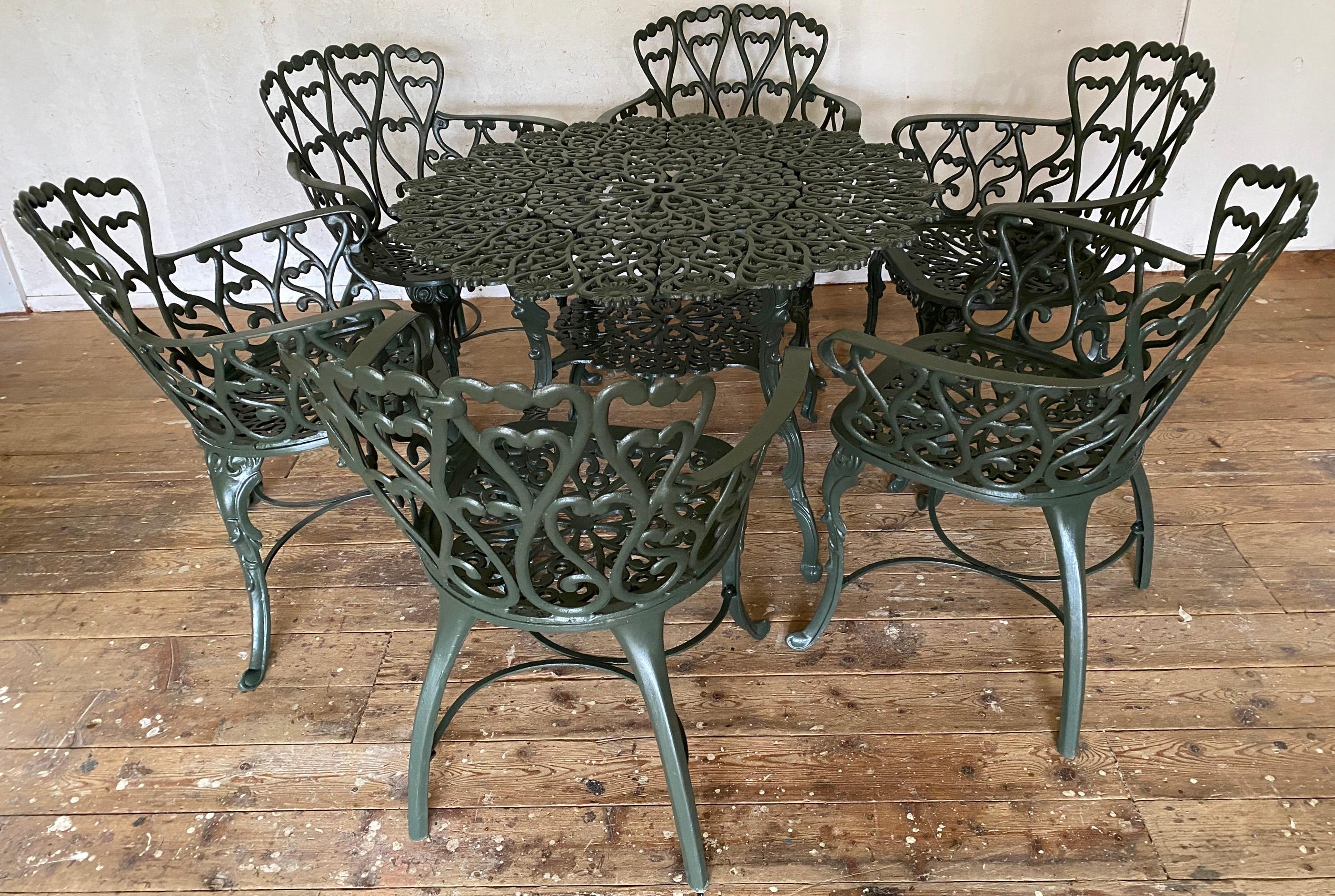 Metà XX secolo Set di 7 sedie da pranzo da giardino in metallo fuso, moderne e di metà secolo in vendita