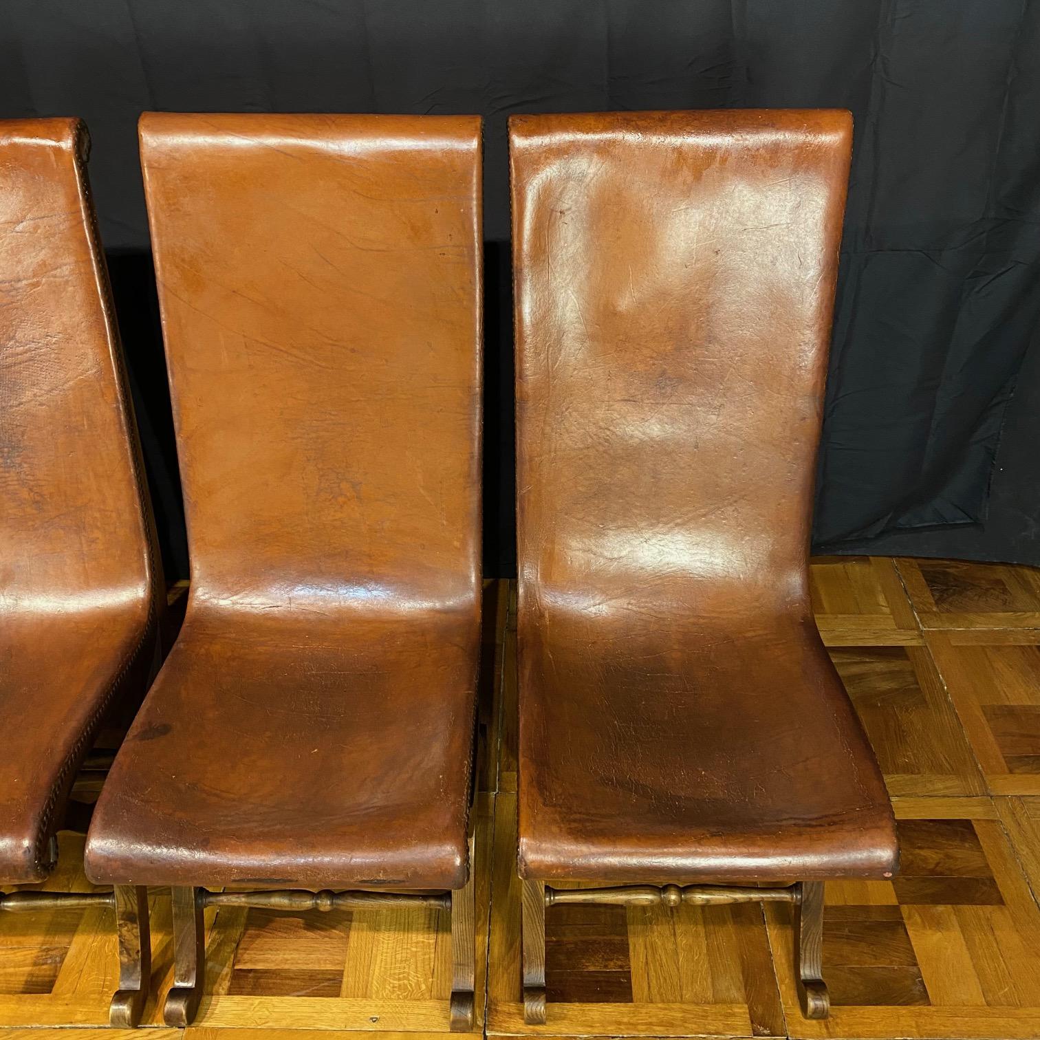 7 Esszimmerstühle aus Leder und Eiche, Mid Century Modern im Angebot 4
