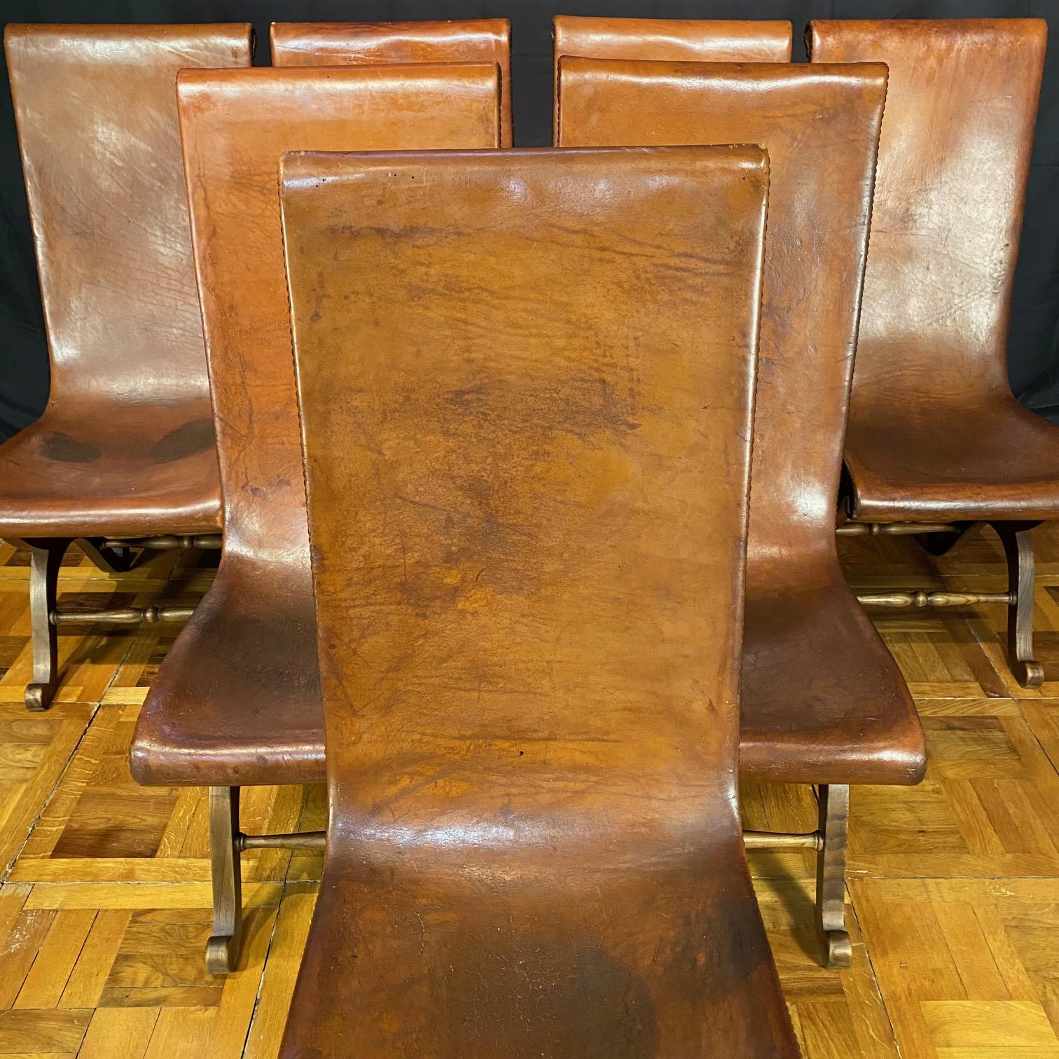 Dieses Set aus 7 eleganten spanischen MCM-Ledersesseln mit hoher Rückenlehne, das Pierre Lottier für Valenti zugeschrieben wird, weist eine reiche Patina auf.  Die Stühle sind nicht gekennzeichnet, aber man sagte uns, sie seien von Lottier.  Sie