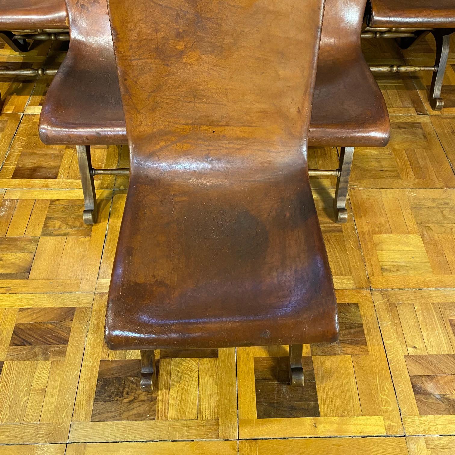 7 Esszimmerstühle aus Leder und Eiche, Mid Century Modern (Moderne der Mitte des Jahrhunderts) im Angebot