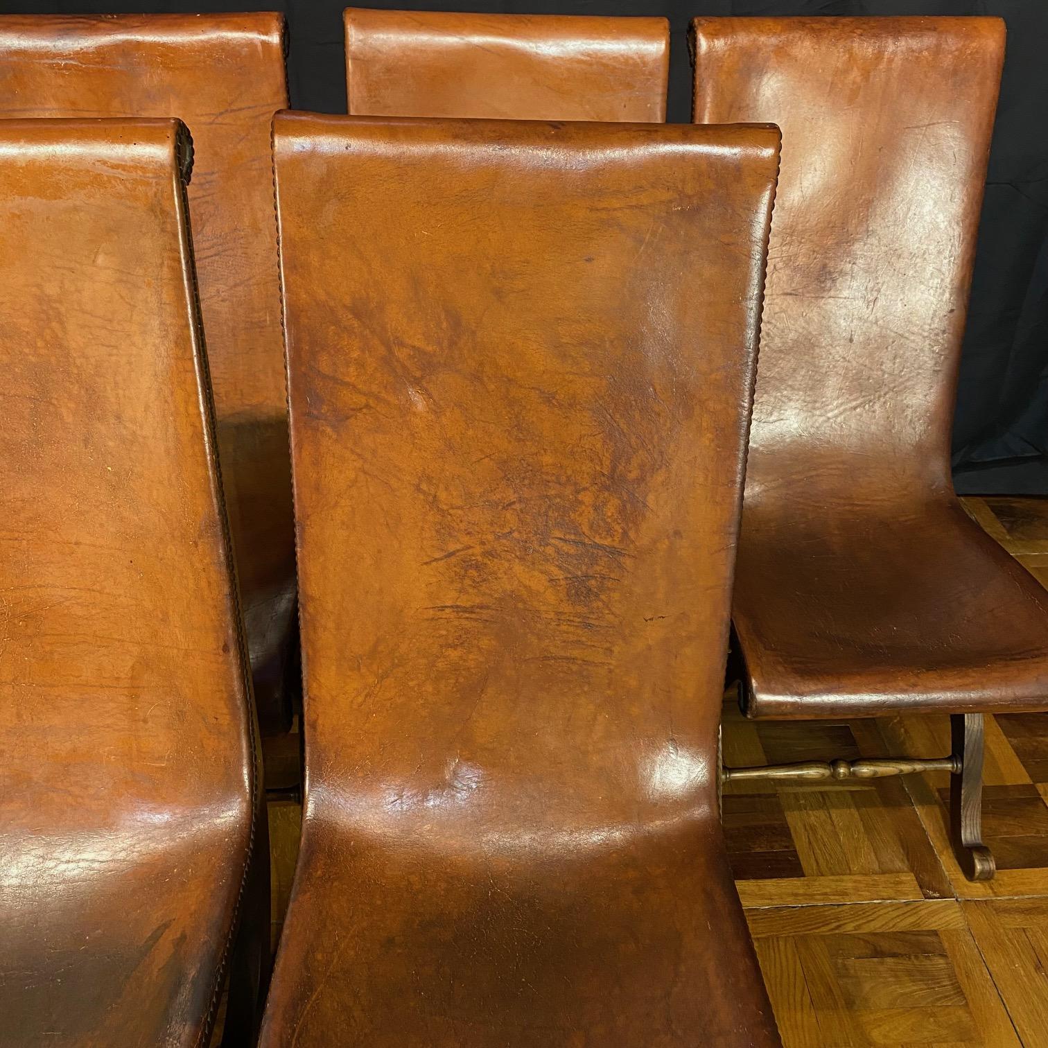 7 Esszimmerstühle aus Leder und Eiche, Mid Century Modern (Europäisch) im Angebot