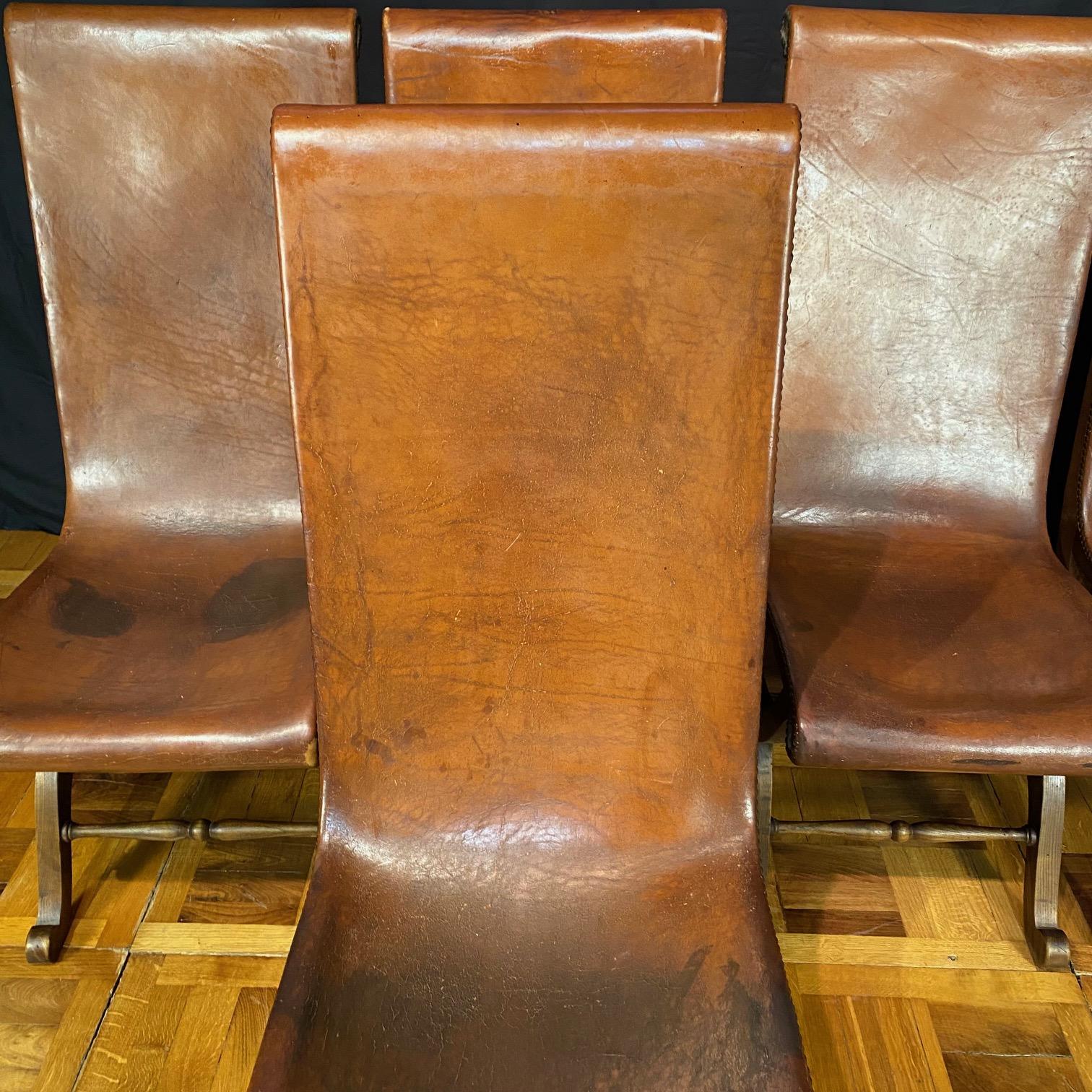 7 Esszimmerstühle aus Leder und Eiche, Mid Century Modern (Mitte des 20. Jahrhunderts) im Angebot