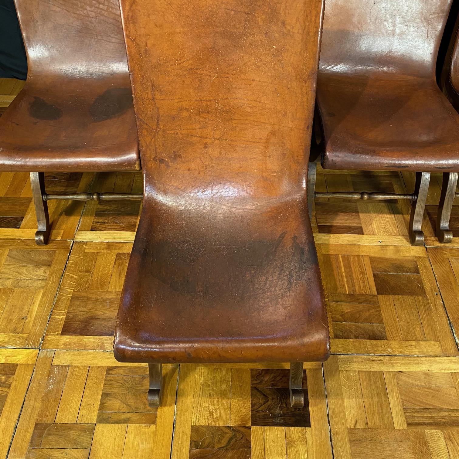 7 Esszimmerstühle aus Leder und Eiche, Mid Century Modern (Metall) im Angebot