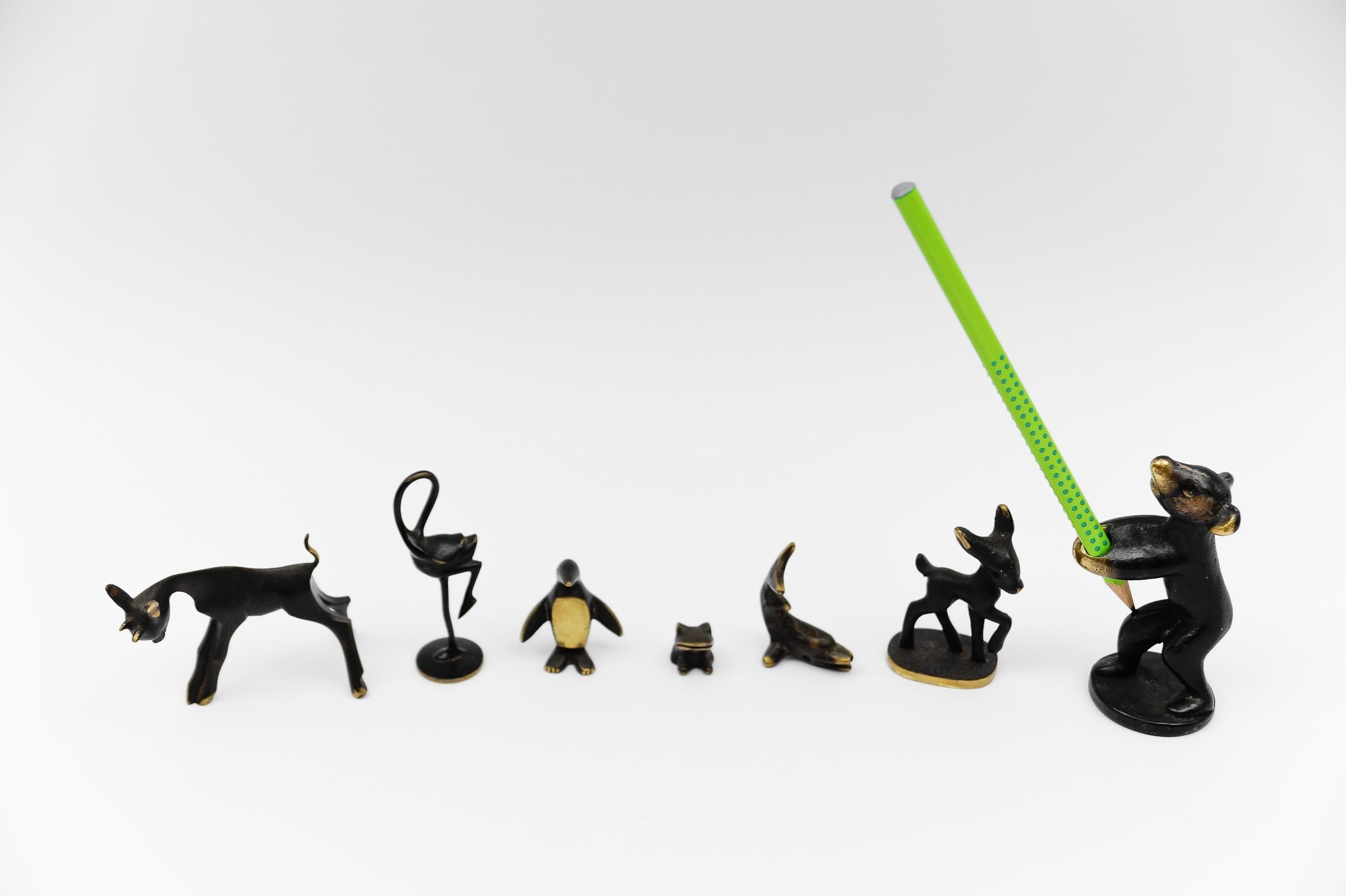 Ensemble de 7 animaux massifs en laiton, Autriche, années 1960.

Très bon état.

Chèvre : 7cm
Flamant : 7cm
Pingouin : 4cm
Grenouille : 1,5cm
Dalphin : 6cm
Cerf : 7cm
Ours : 9cm