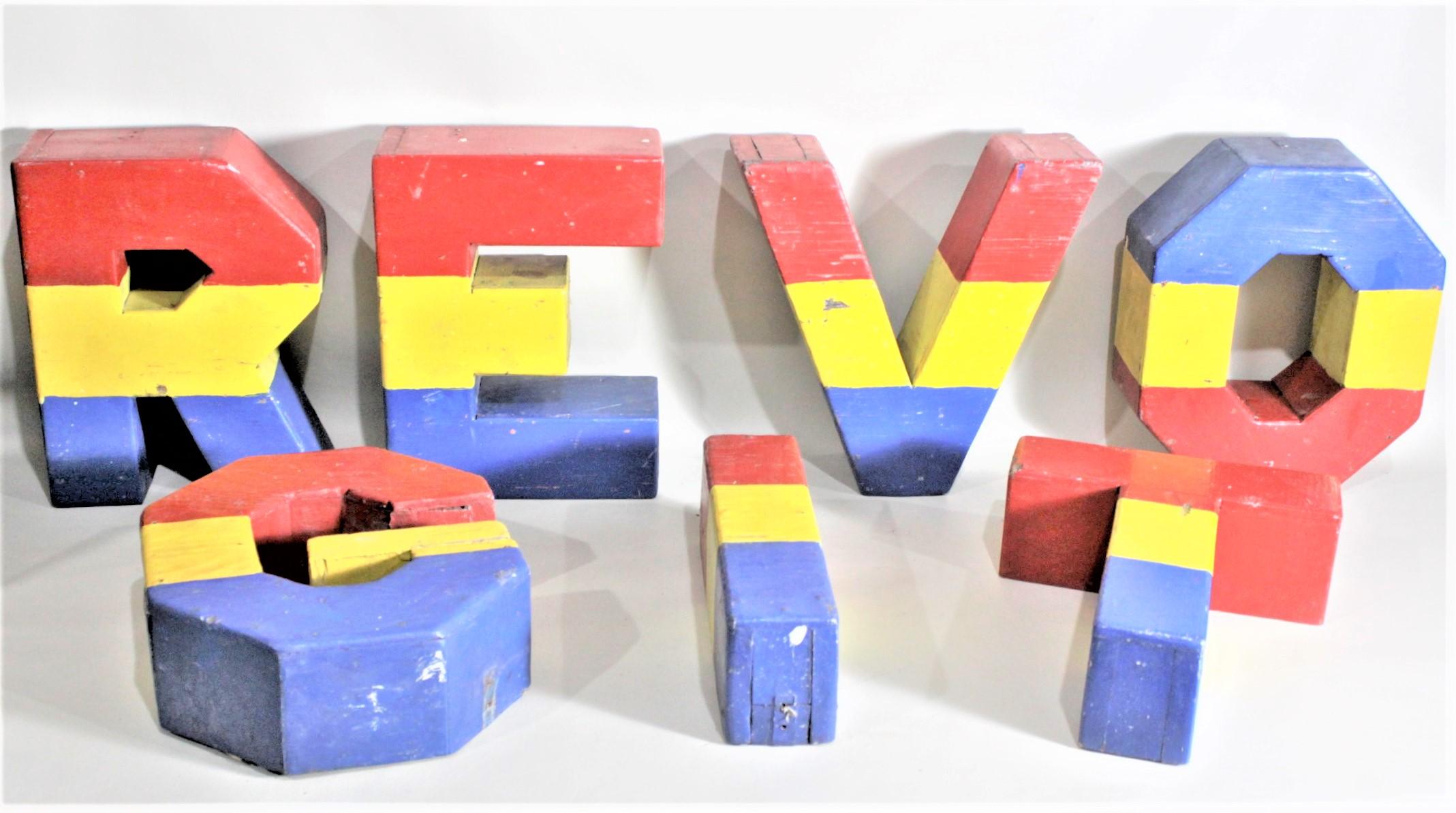 Este conjunto de siete letras de cajón de madera Folk Art se fabricó en Canadá hacia 1965 y en su día se montaron en un cartel de feria para una atracción. Las letras son letras de caja bien construidas, con juntas y esquinas bien apoyadas, y los