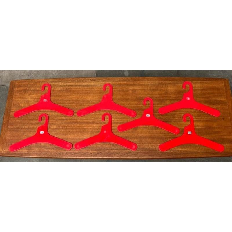 Mid-Century Space Age Modern German Coat Hangers by Ingo Maurer for M Design, 1960s, Set of 7, in Very Good conditions. Designed 1960 to 1969. This piece has an attribution mark.

Additional information:
Materials: Plastic
Color: Red
Style: