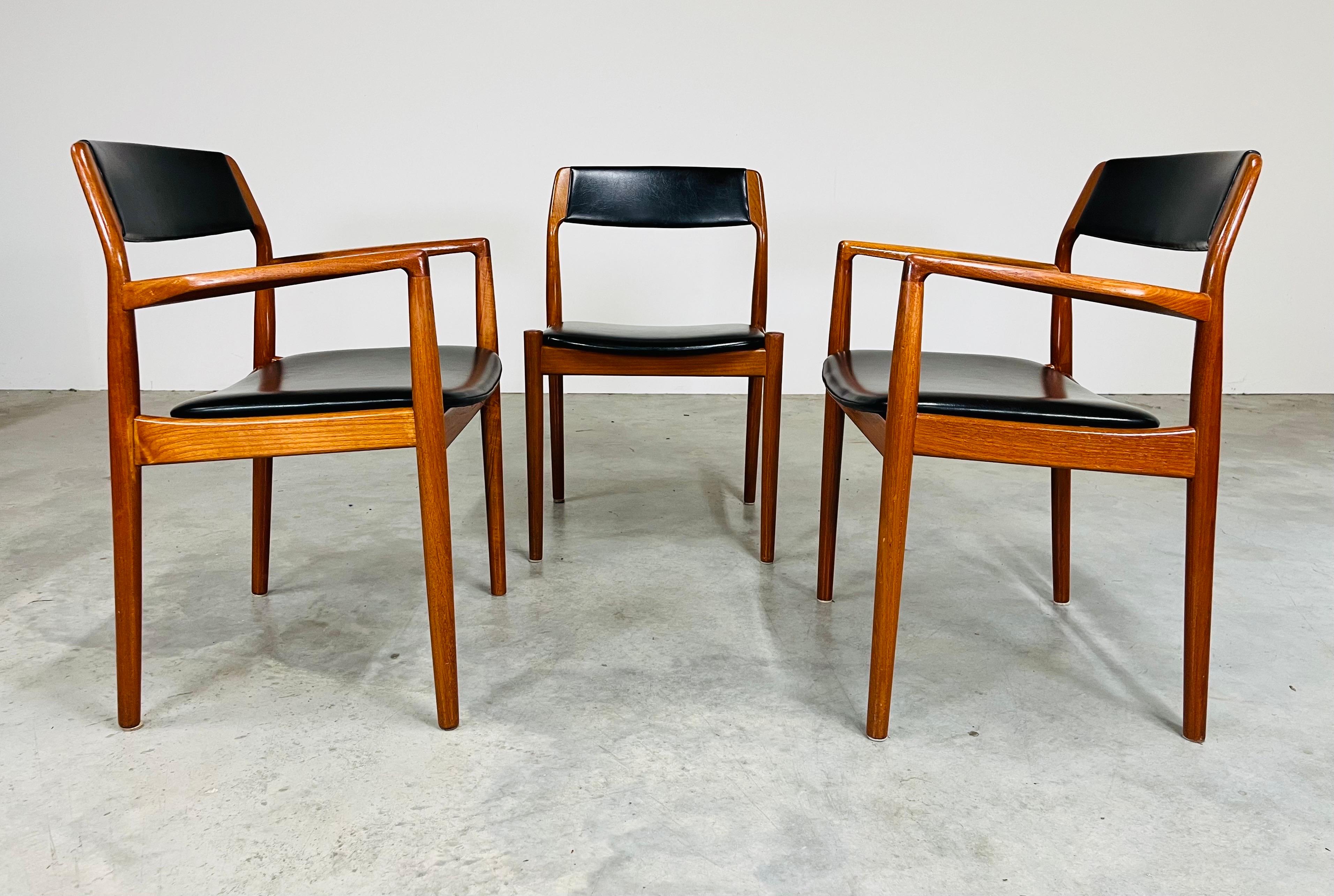 Intagliato a mano Set di 7 sedie da pranzo danesi di metà secolo in teak di Niels Otto Moller anni '60 in vendita