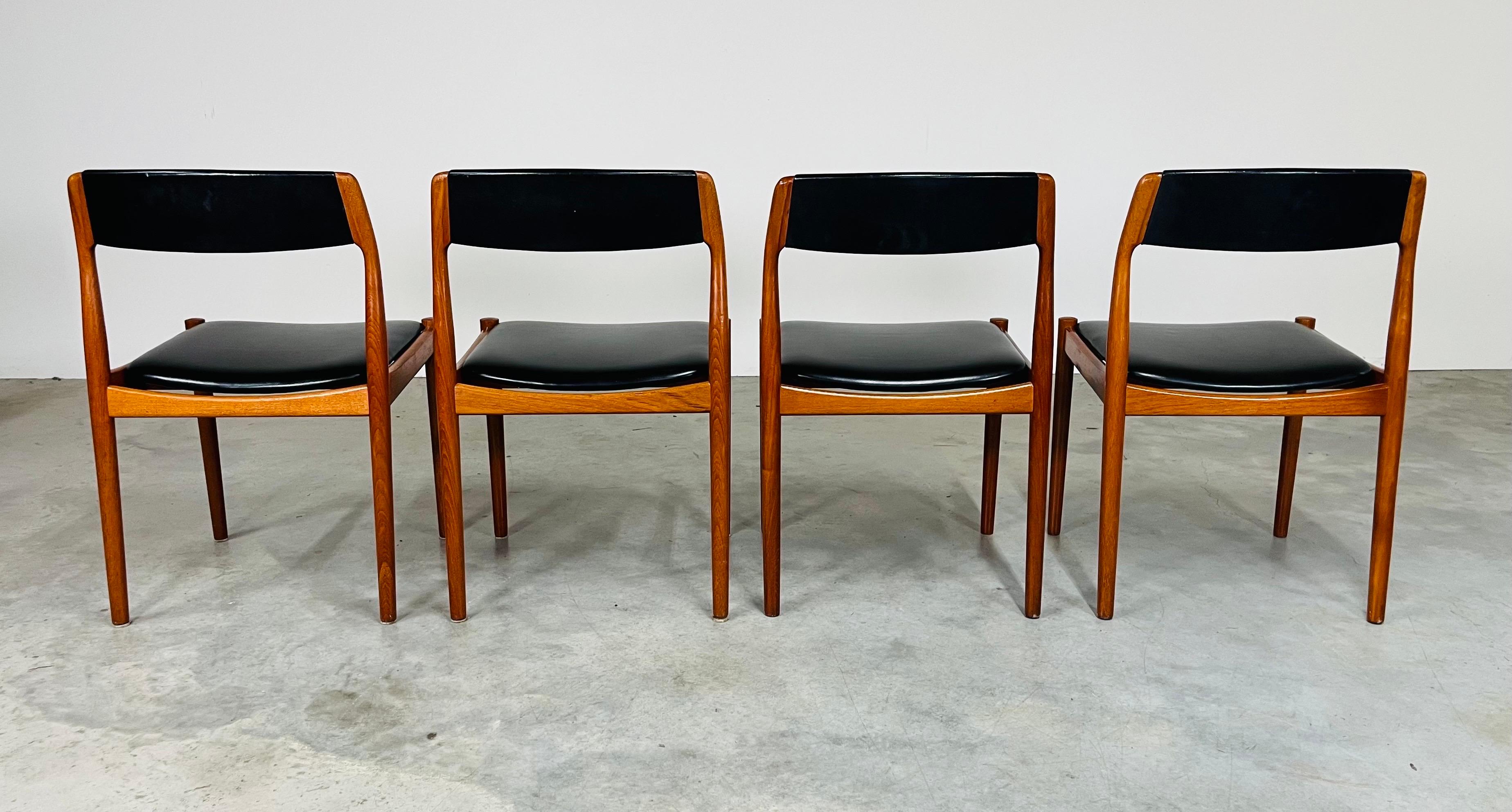 Materiale sintetico Set di 7 sedie da pranzo danesi di metà secolo in teak di Niels Otto Moller anni '60 in vendita
