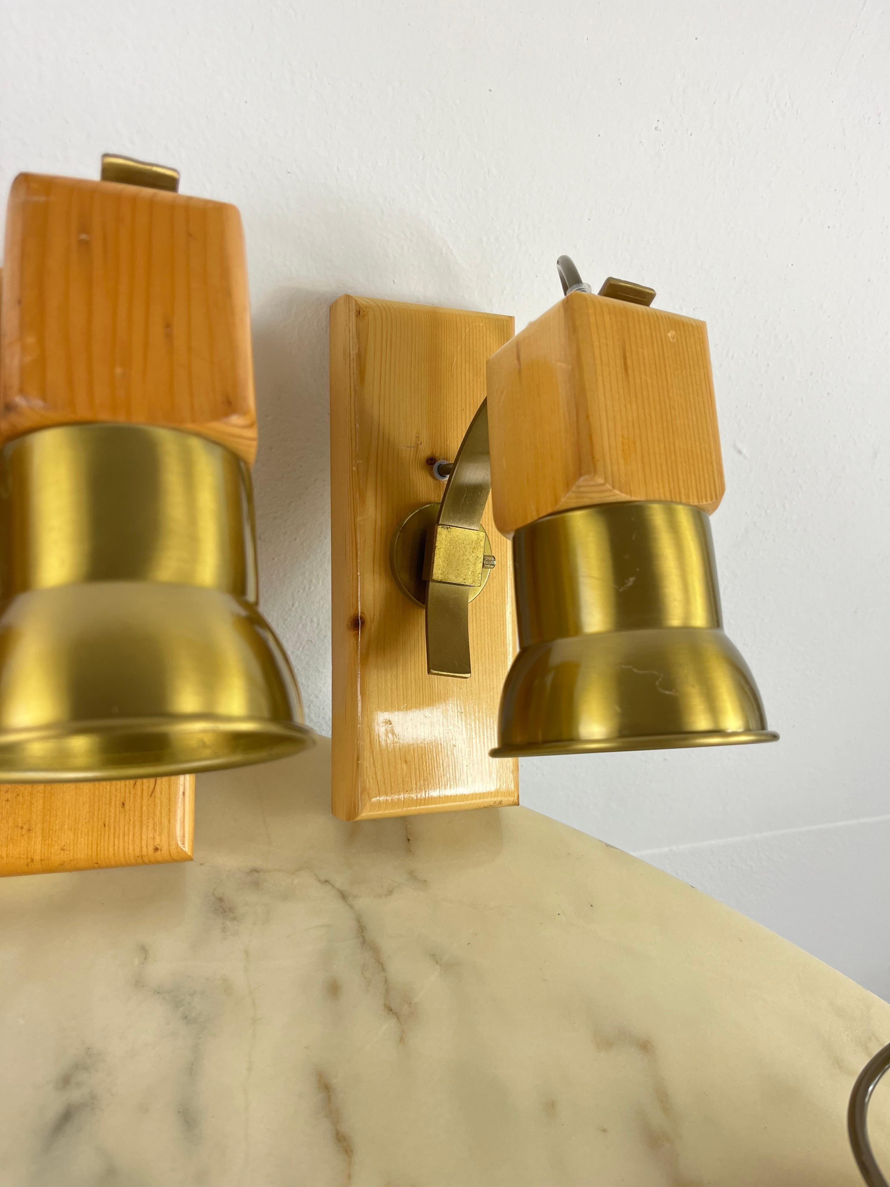 Set of 7 mid-century wood and brass wall lamps, Italian design 1960s
Adjustable arm, E 27 lamps
Good condition, small signs of aging.

We guarantee adequate packaging and will ship via DHL, insuring the contents against any breakage or loss of the