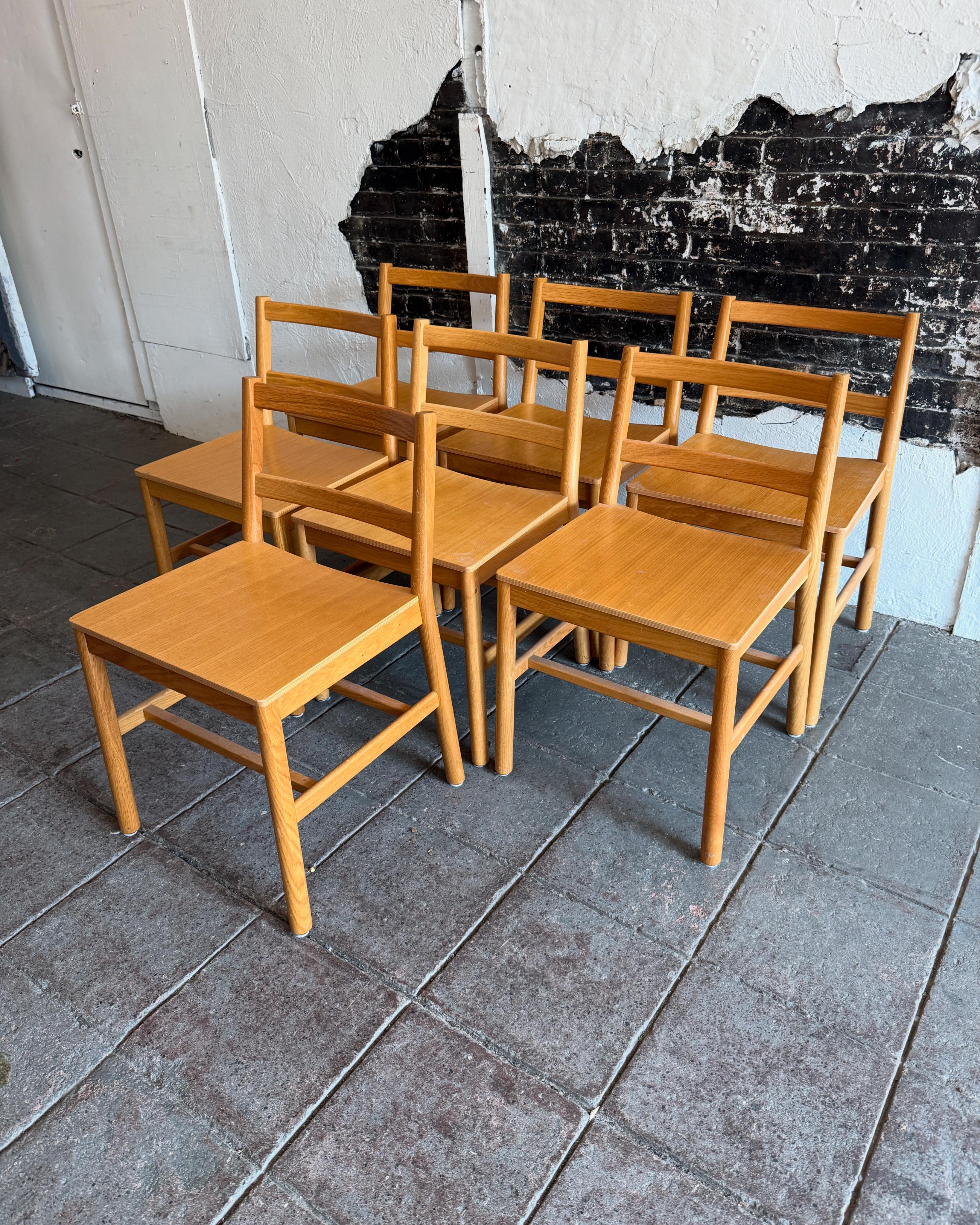 Falegnameria Set di 7 sedie da pranzo di design moderno in rovere bianco semplice Made in Italy in vendita