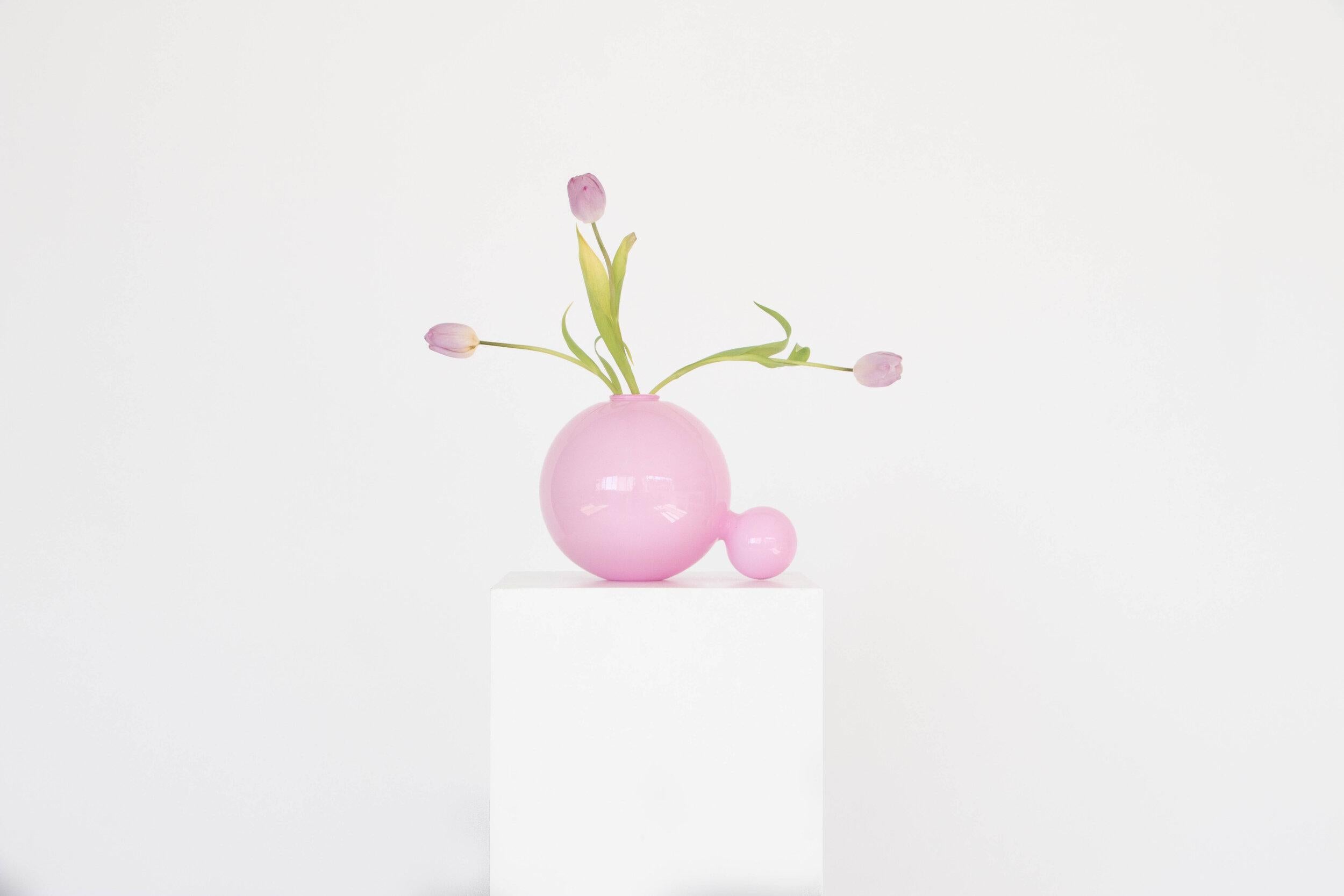 A set of 7 Opaque pink double bubble vase by Valeria Vasi.
Handmade in Barcelona, 2021.
Materials: glass.
Dimensions: 18 x 7 cm.
Also available in: opaque pink, opaque mint, opaque lilac.

A sculptural vase entirely crafted in Barcelona by a