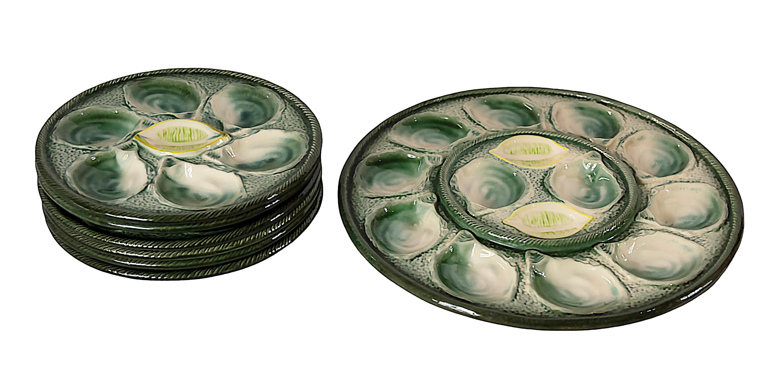 Un juego de 7 piezas. Platos de ostra esmaltados de mayólica francesa de la fábrica de loza de Saint Clément, hacia 1950.
El juego incluye 6 platos para ostras y 1 plato redondo grande para ostras.
Los platos son con pocillos en forma de concha en