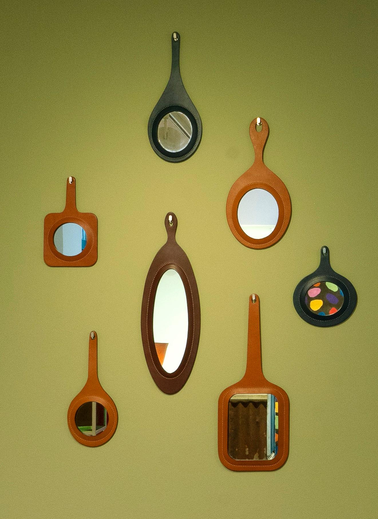 Set de 7 miroirs muraux Perfect Day Mixed Colors by Oscar Maschera
Dimensions : Miroir 1 : Ø 16 x H 27 cm.
Miroir 2 : Ø 16 x H 39 cm.
Miroir 3 : Ø 19,5 x h 39 cm.
Miroir 4 : Ø 18 x H 54,5 cm.
Miroir 5 : Ø 21 x H 53 cm.
Miroir 6 : Ø 15 x H 35