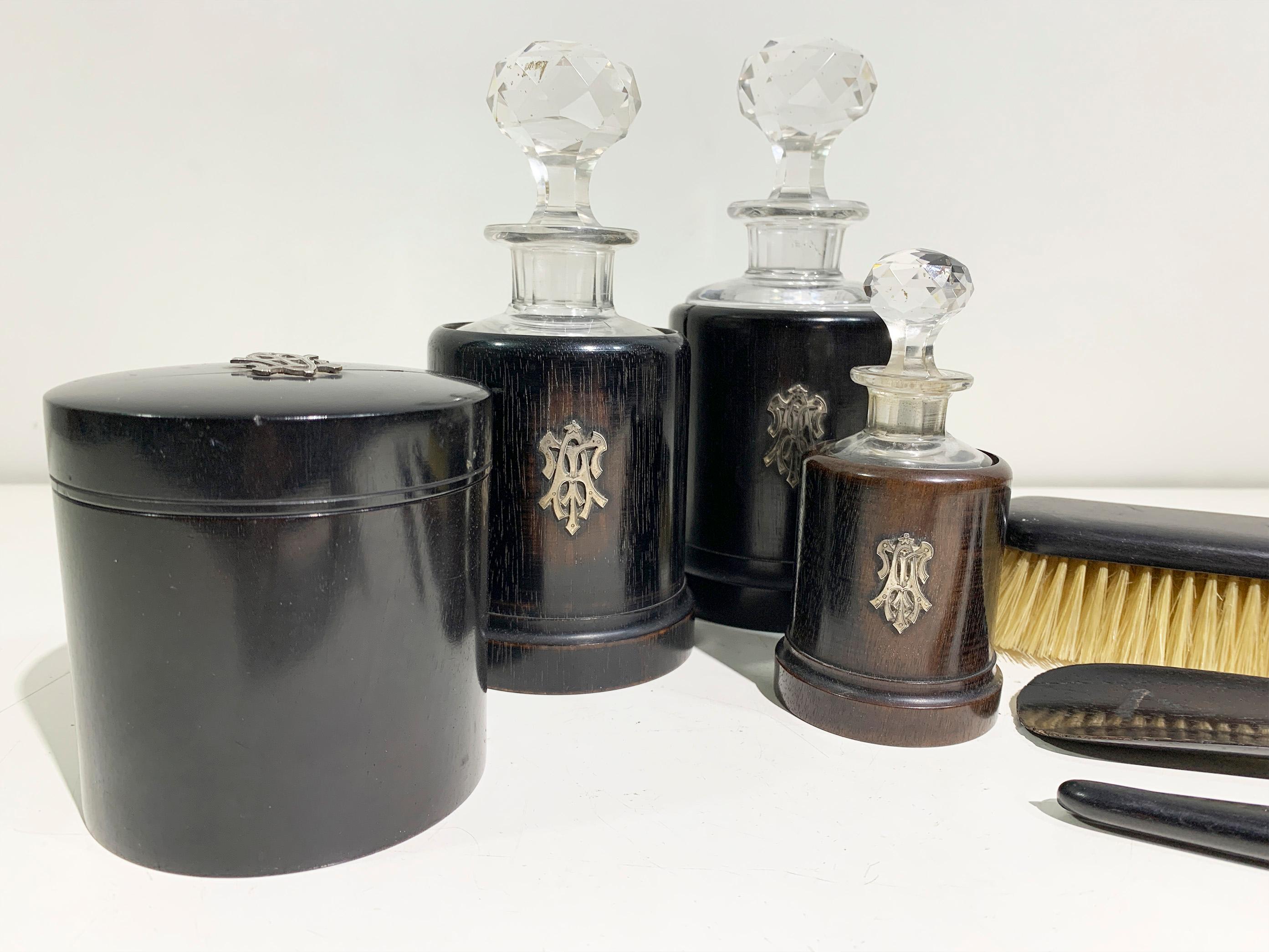 Set di vanità antiche da 7 pezzi, in cristallo, ebano e argento Monogram in vendita 10