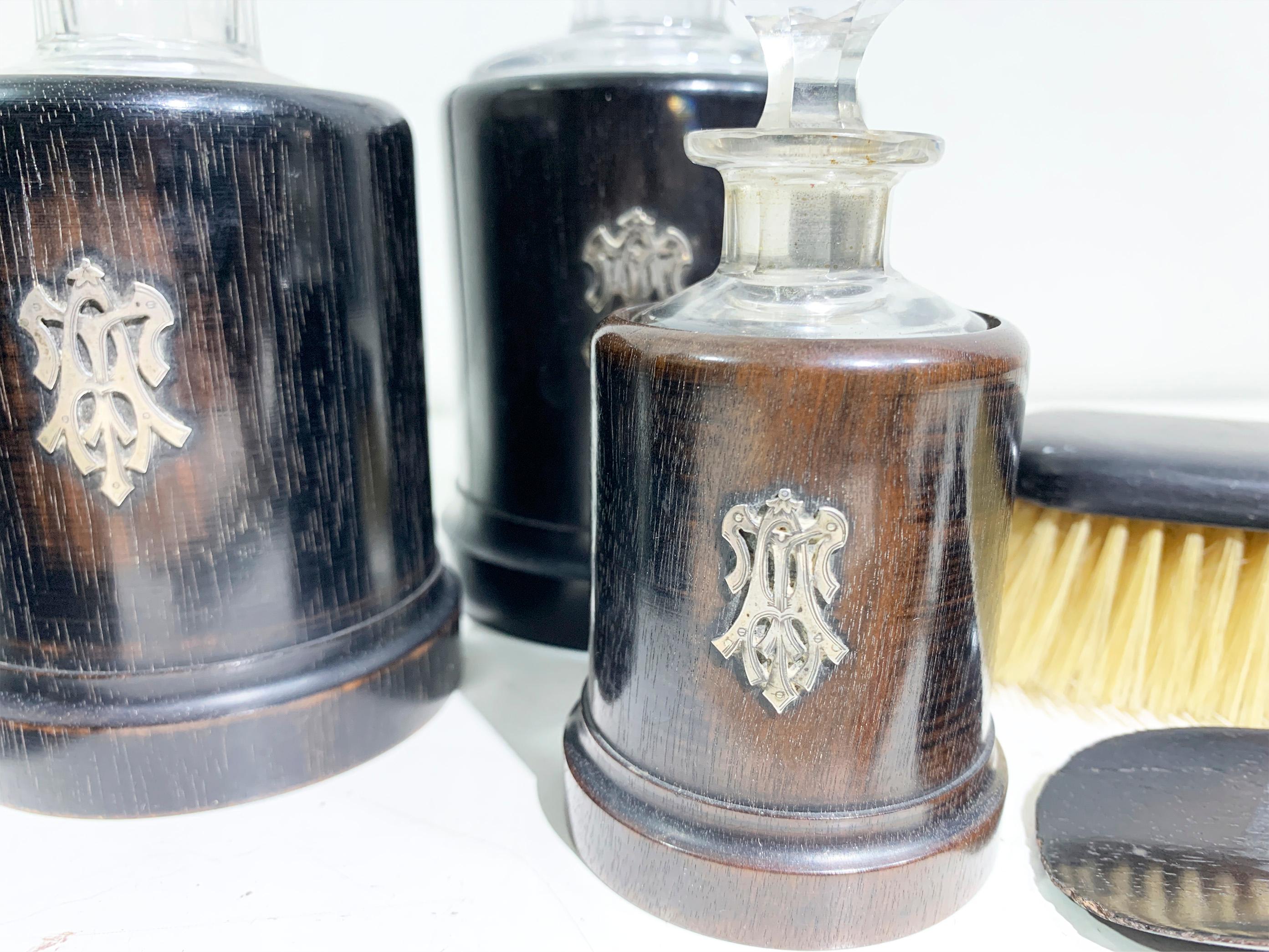 Set di vanità antiche da 7 pezzi, in cristallo, ebano e argento Monogram in vendita 12
