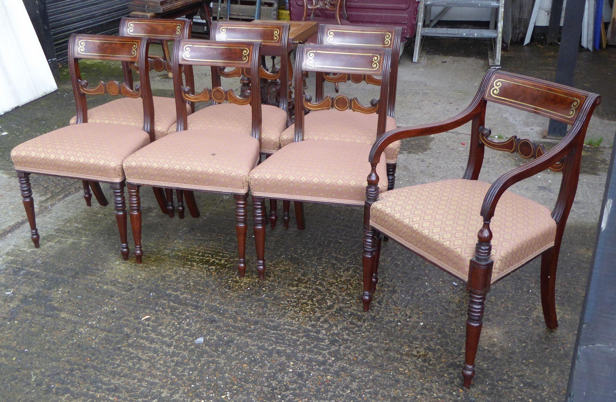 In vendita un set di 7 sedie da pranzo Regency in mogano intarsiato in ottone, che poggiano su gambe tornite, tutte in buone condizioni strutturali e la tappezzeria è sana. Leggera usura commisurata all'età e all'uso.

Larghezza: 53cm Profondità: