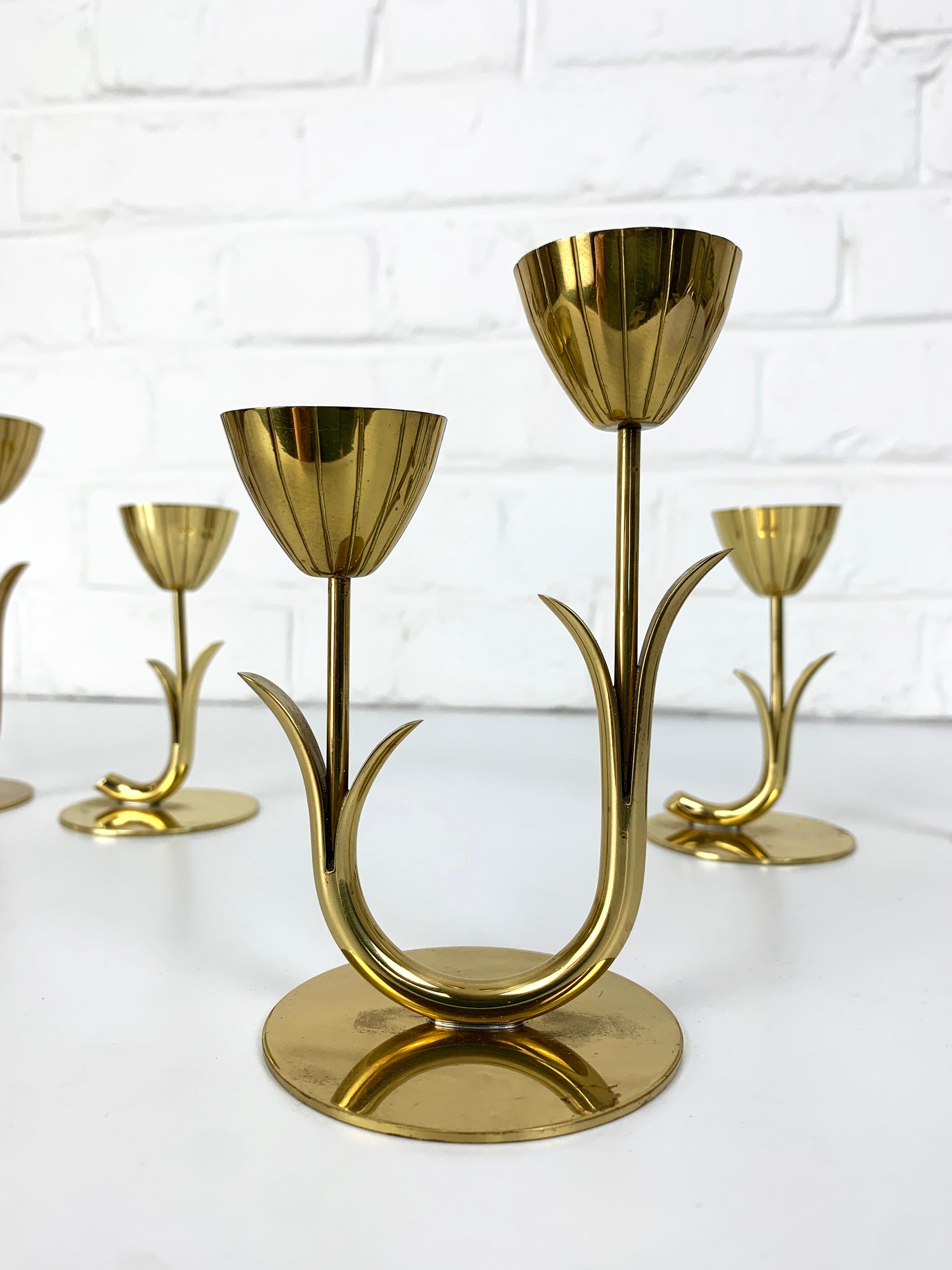 20ième siècle Ensemble de 7 chandeliers scandinaves en laiton, Gunnar Ander Metal Sweden 1950s en vente