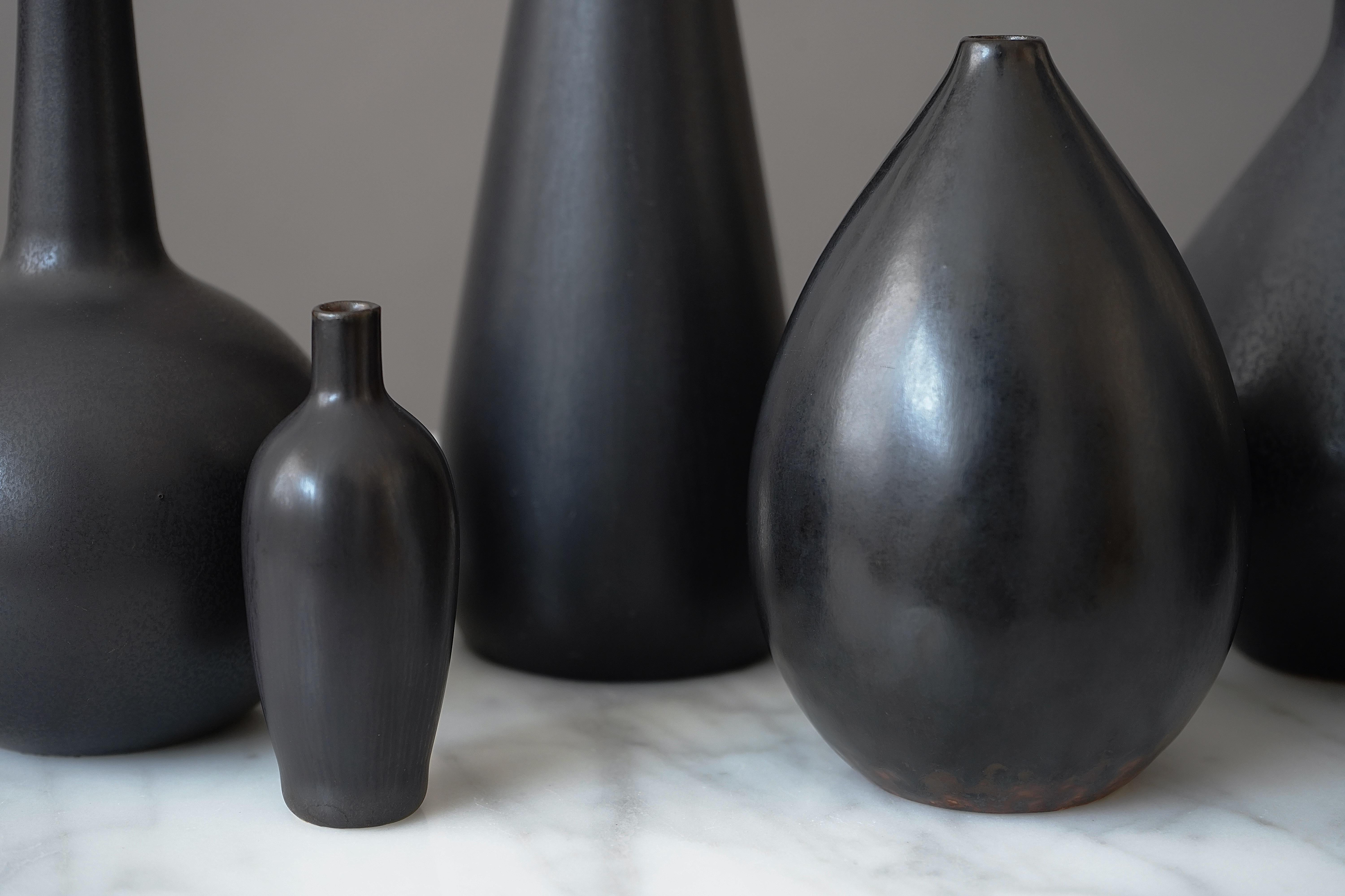 Ensemble de 7 vases en grès noir par Carl-Harry Stalhane, Rorstrand, Suède, années 1950 en vente 4