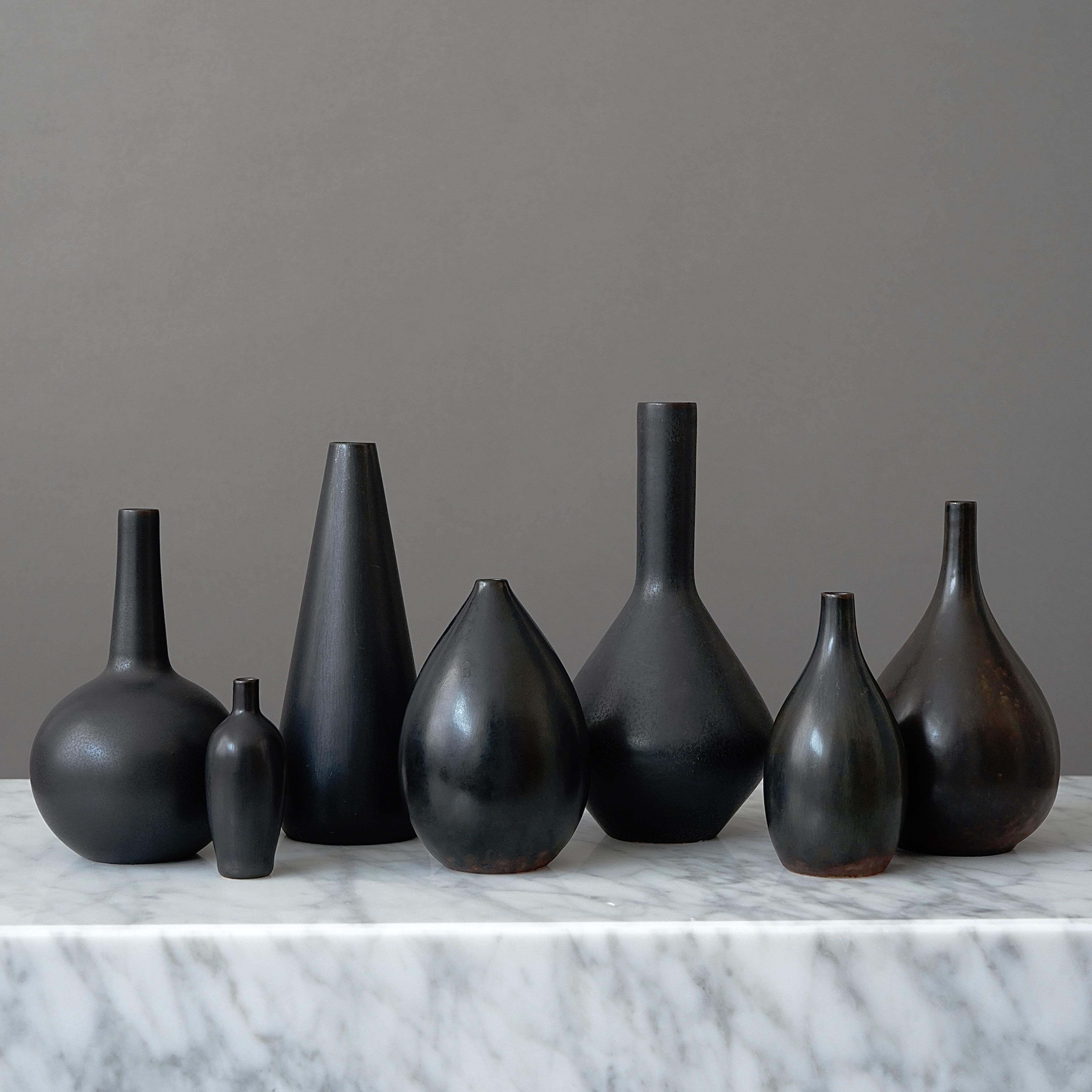 Ensemble de 7 vases en grès noir par Carl-Harry Stalhane, Rorstrand, Suède, années 1950 en vente 5