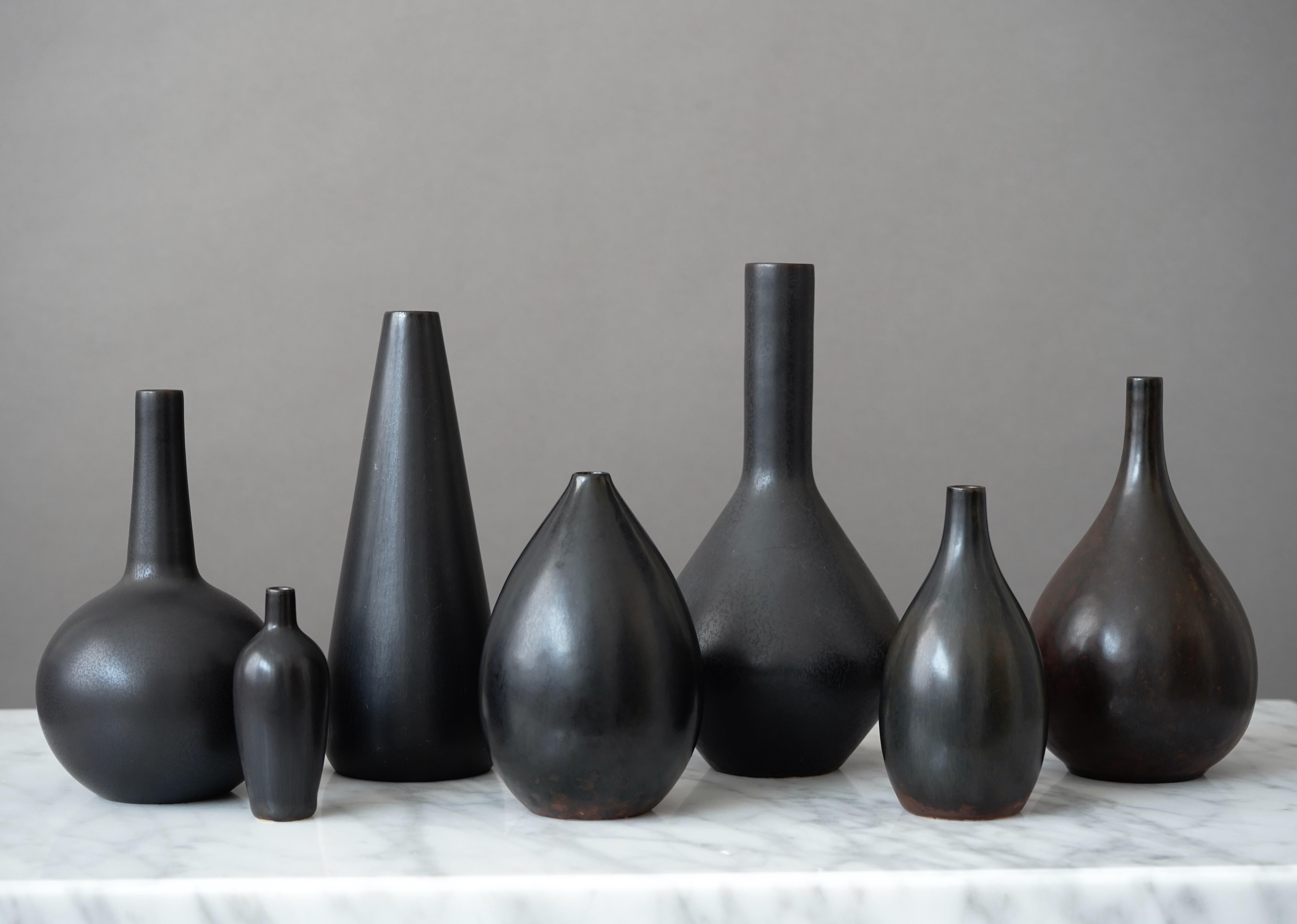 Ensemble de 7 vases en grès noir par Carl-Harry Stalhane, Rorstrand, Suède, années 1950 en vente 7