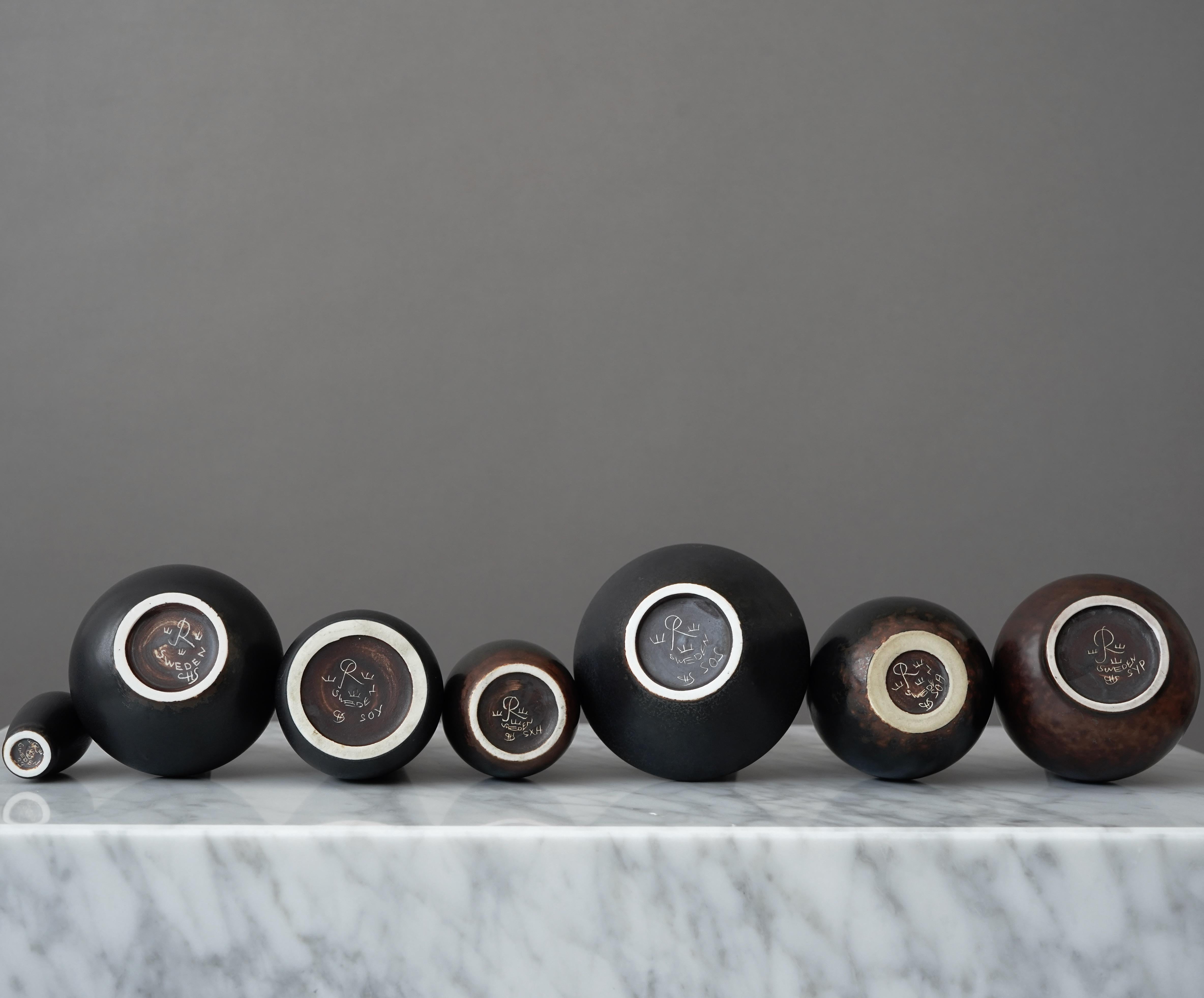 Ensemble de 7 vases en grès noir par Carl-Harry Stalhane, Rorstrand, Suède, années 1950 en vente 8
