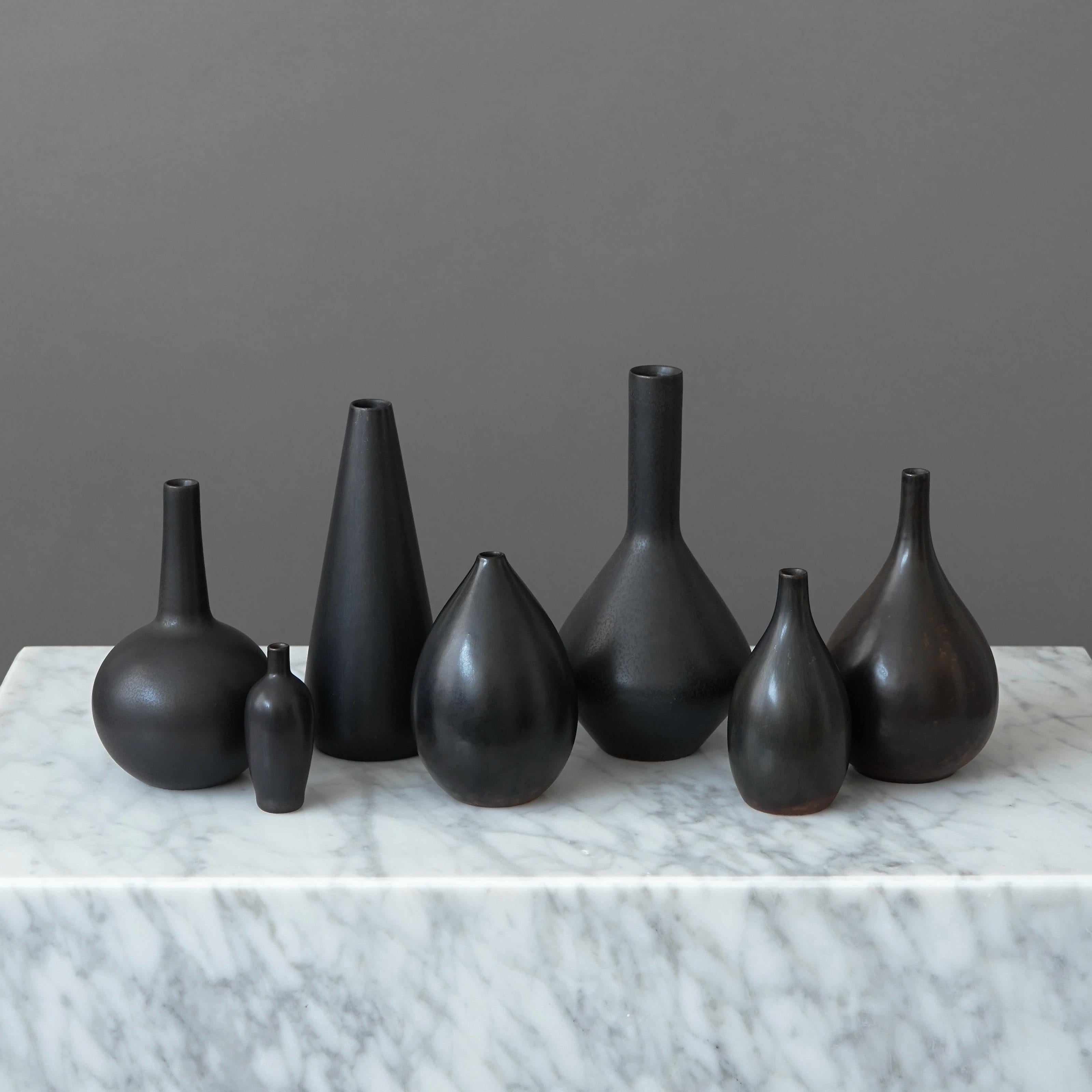 Vernissé Ensemble de 7 vases en grès noir par Carl-Harry Stalhane, Rorstrand, Suède, années 1950 en vente