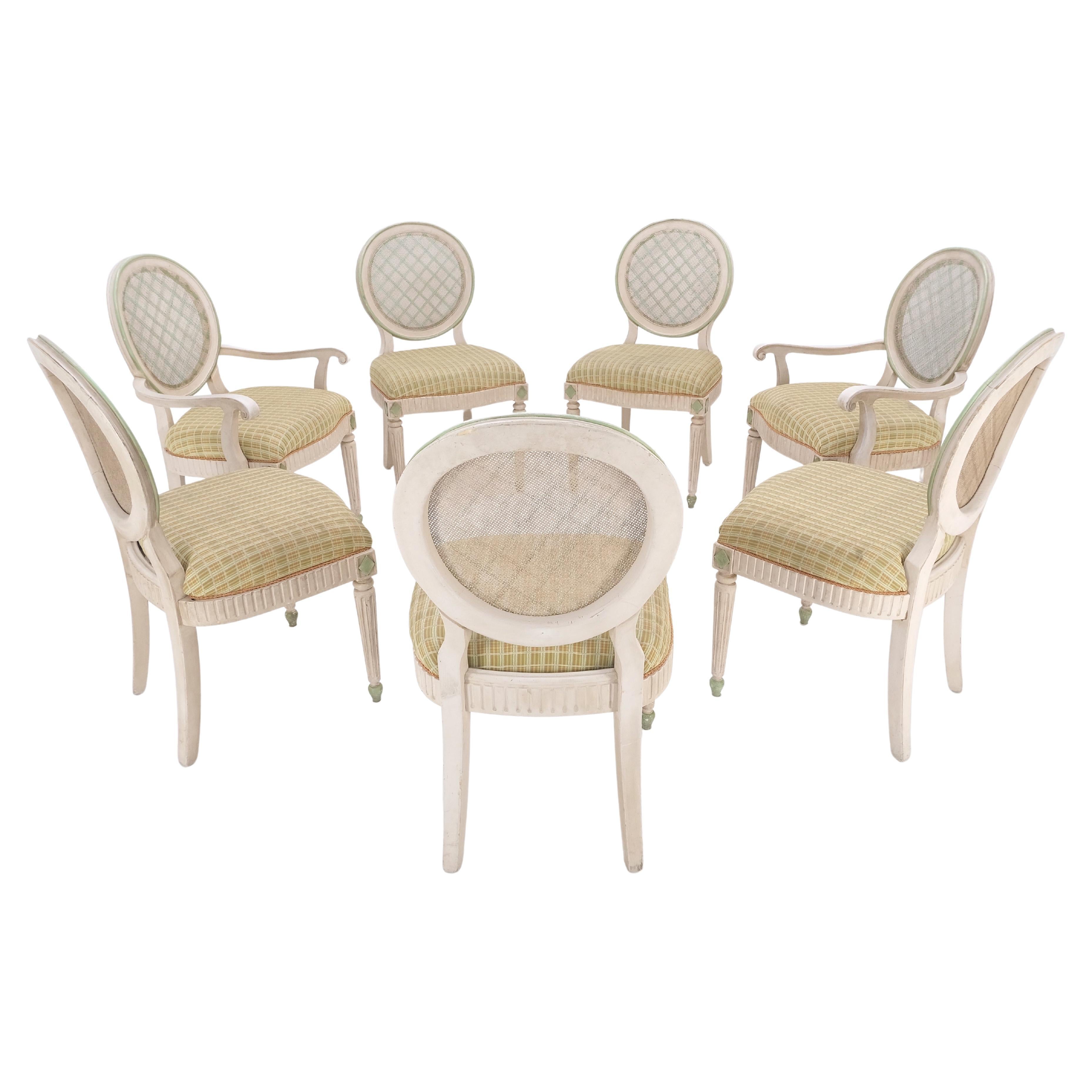 Satz von 7 schwedischen, weiß gewaschenen, verzierten, ovalen Esszimmerstühlen mit Rohrrückenlehnen NICE! im Angebot