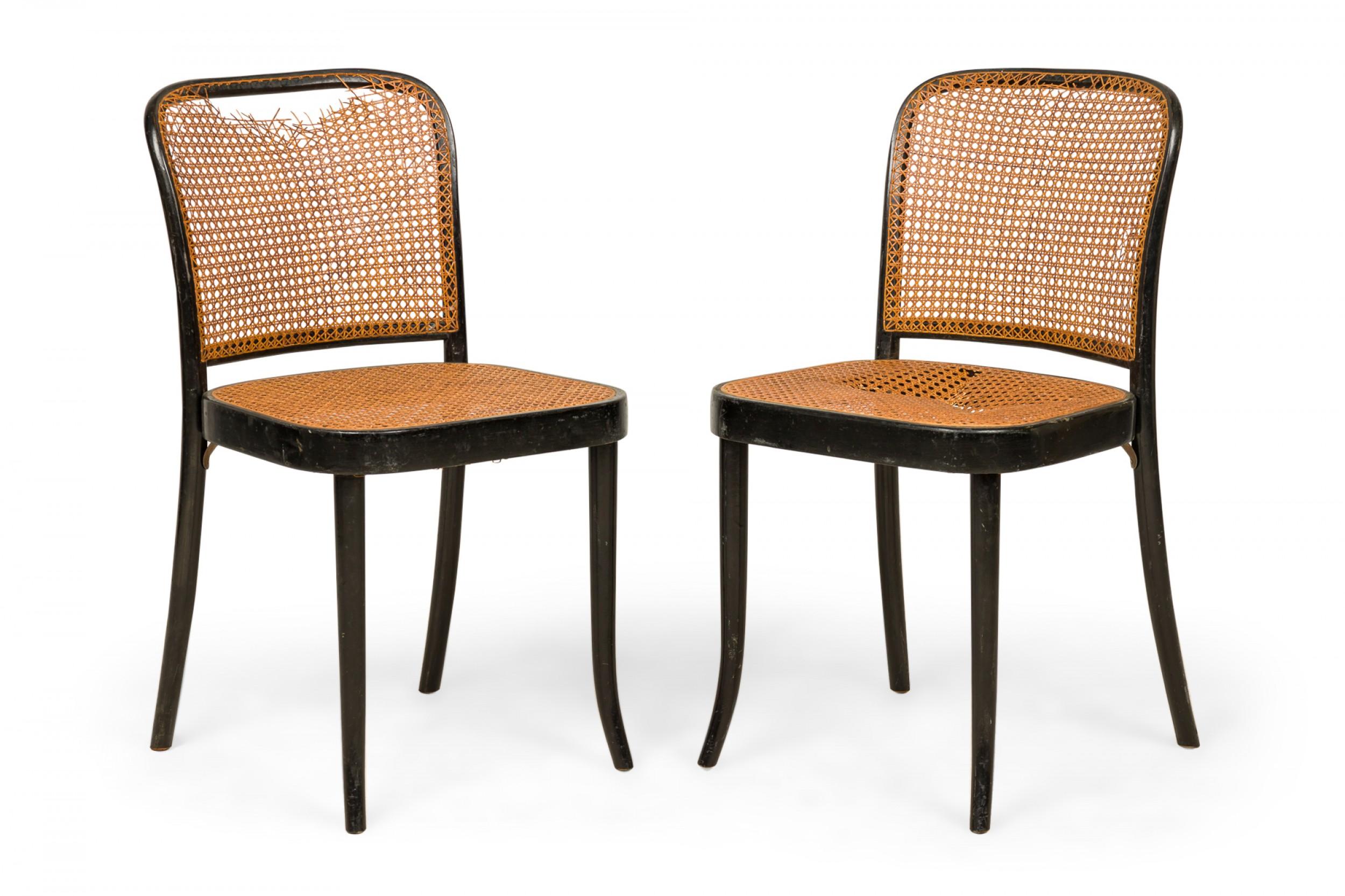 ENSEMBLE de 7 chaises de salle à manger anciennes en bois courbé à la vapeur, avec assise et dossier cannelés, reposant sur quatre pieds légèrement courbés. (THONET)(PRIX DE L'ENSEMBLE).
 