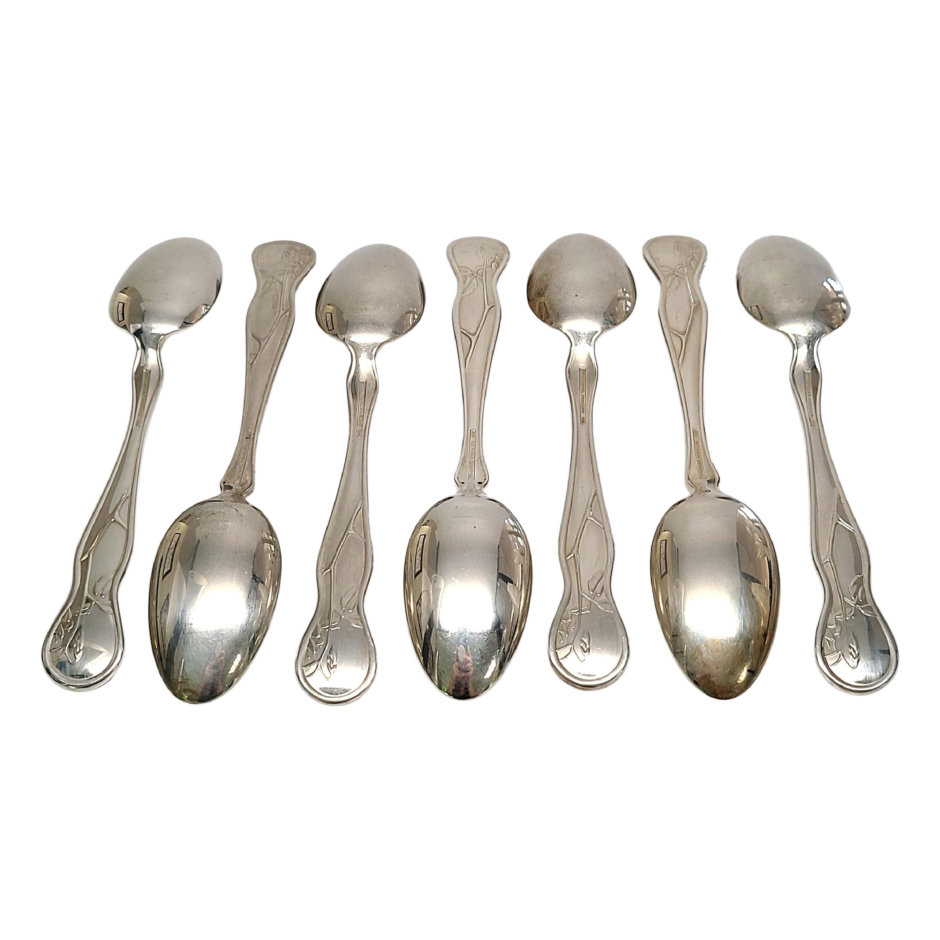 Set of 7 sterling silver dessert/oval soup spoons by Tiffany & Co in the American Garden pattern.

No monogram

American Garden is a multi-motif pattern inspired by the extensive botanical beauty of the United States. Does not include Tiffany box or