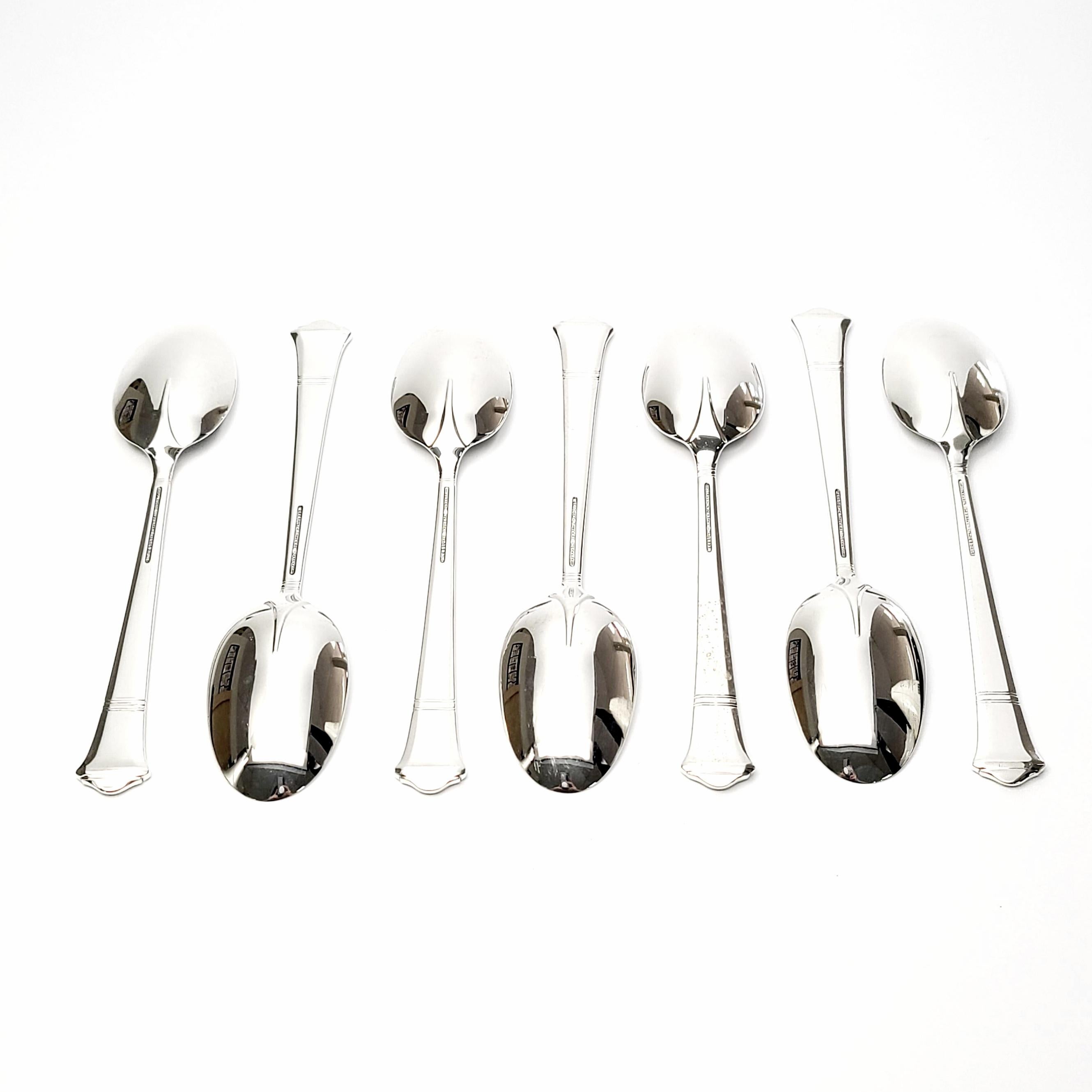 Set di 7 cucchiaini in argento sterling di Tiffany & Co. con motivo Windham.

Nessun monogramma.

Bellissimo set di cucchiaini nel motivo Windham, prodotto nel 1923 e disegnato da Arthur LeRoy Barney. Il design semplice ed elegante di questo
