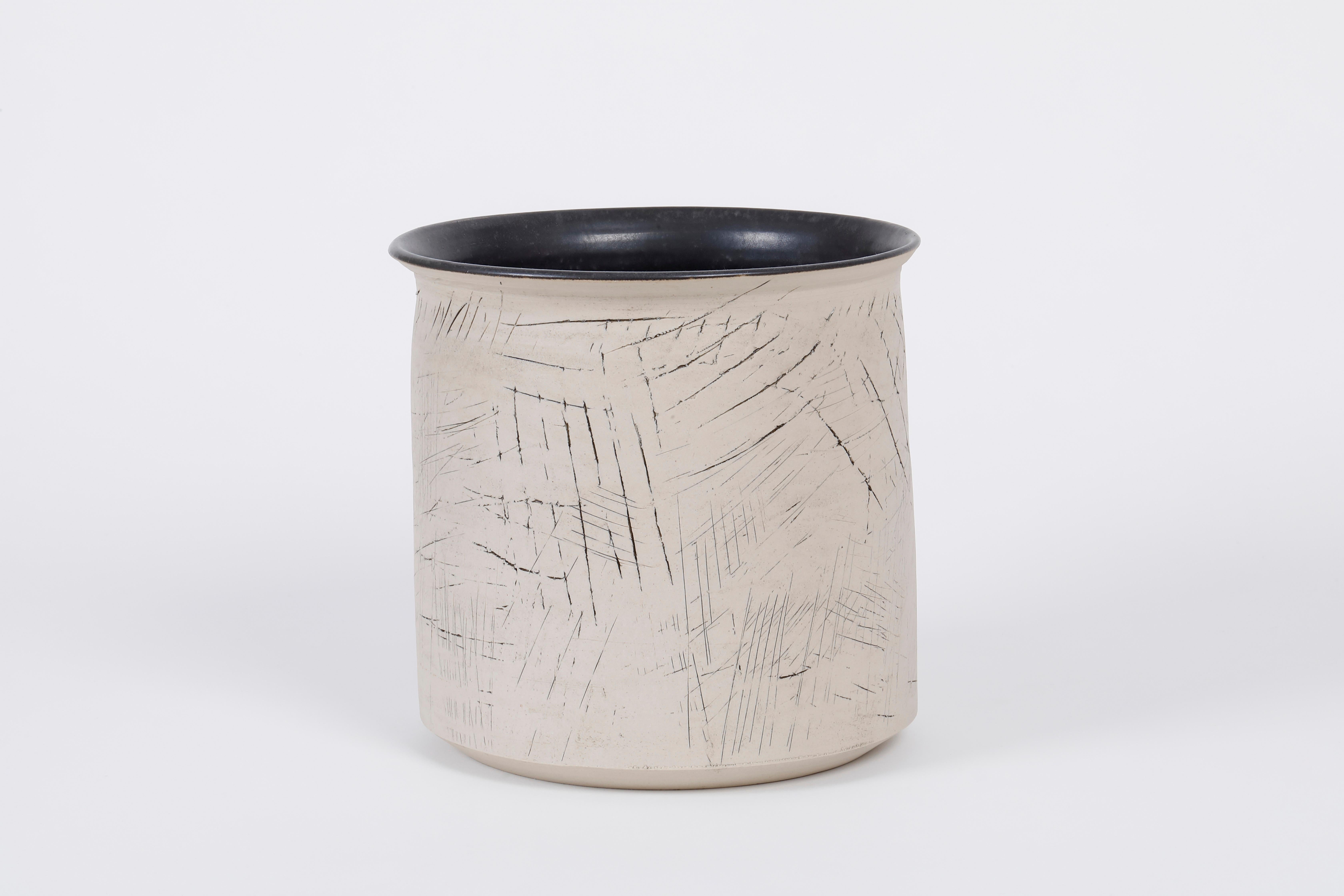 7 black & white ceramic vases, XXIe, France For Sale 5