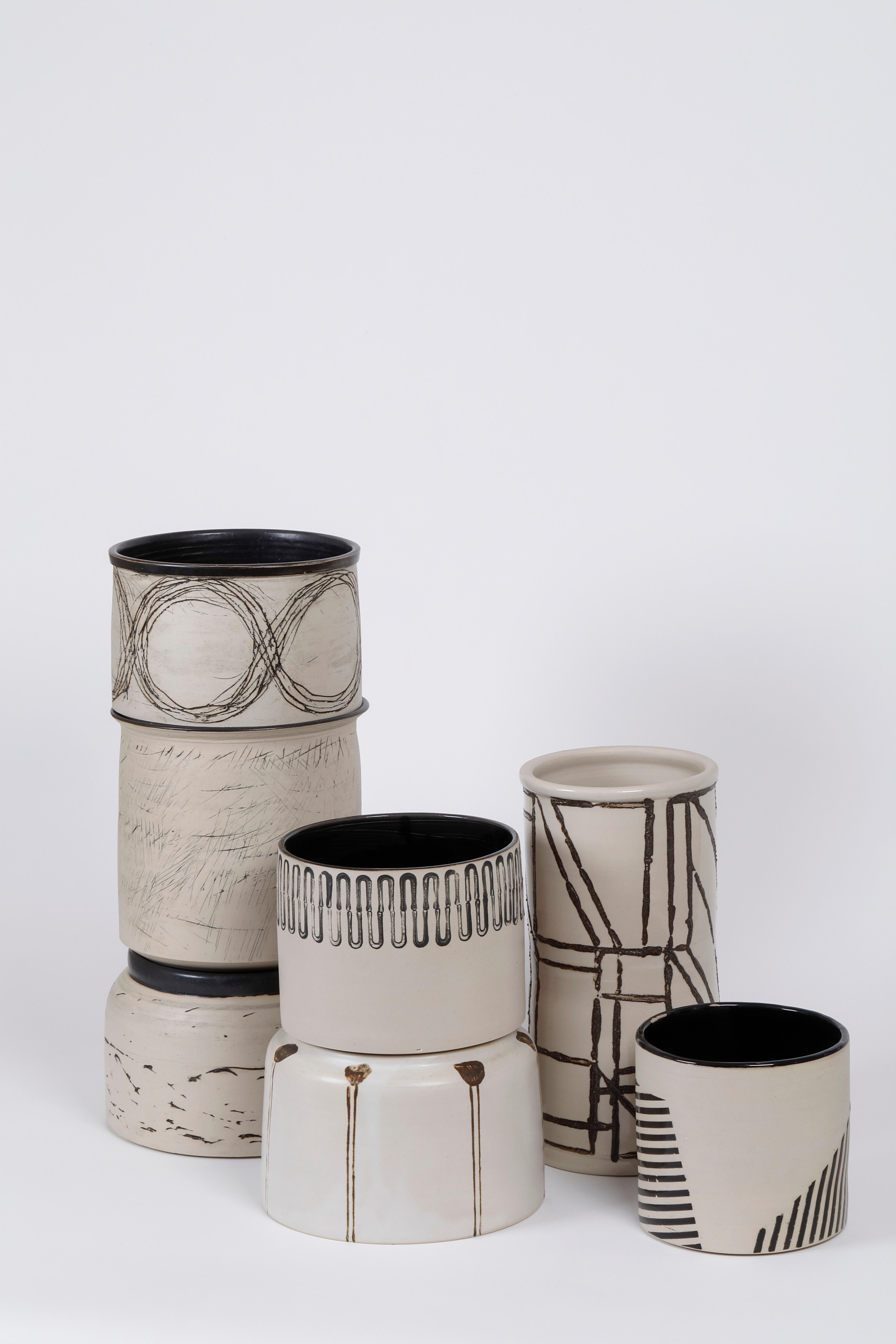 European 7 black & white ceramic vases, XXIe, France For Sale